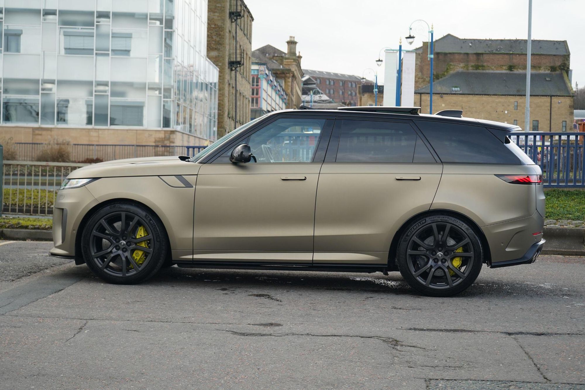 LAND ROVER RANGE ROVER SPORT ESTATE SPECIAL EDITIONS 4.4 P635 V8 SV Edition One 5dr Auto [Gloss] for sale UK - Slide 8