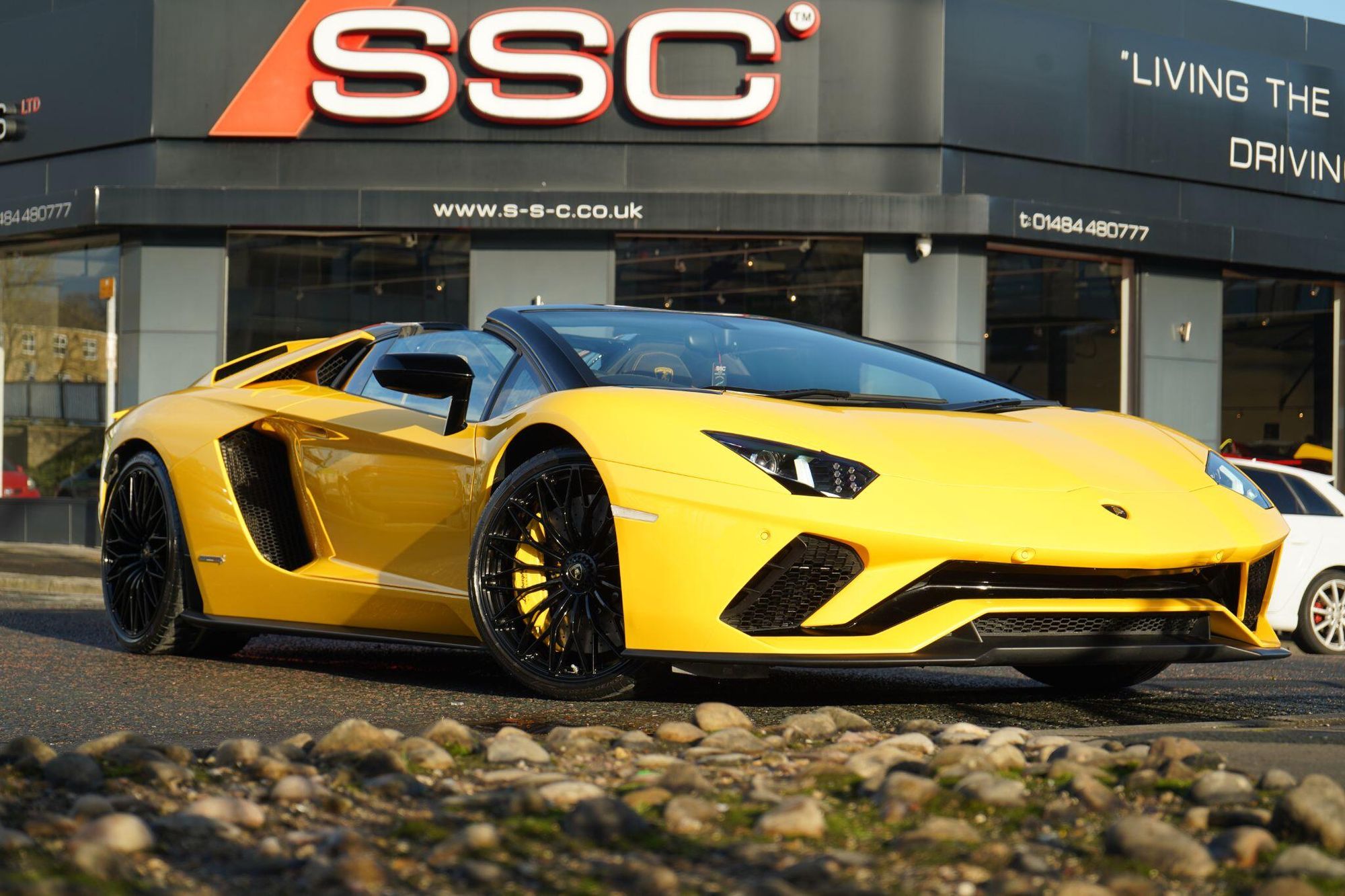 LAMBORGHINI AVENTADOR ROADSTER LP 740-4 S 2dr ISR for sale UK - Slide 4