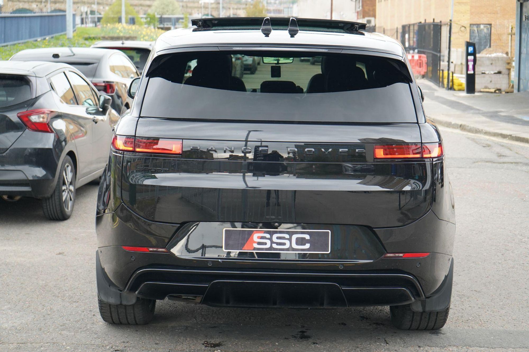 LAND ROVER RANGE ROVER SPORT DIESEL ESTATE 3.0 D300 Autobiography 5dr Auto for sale UK - Slide 10