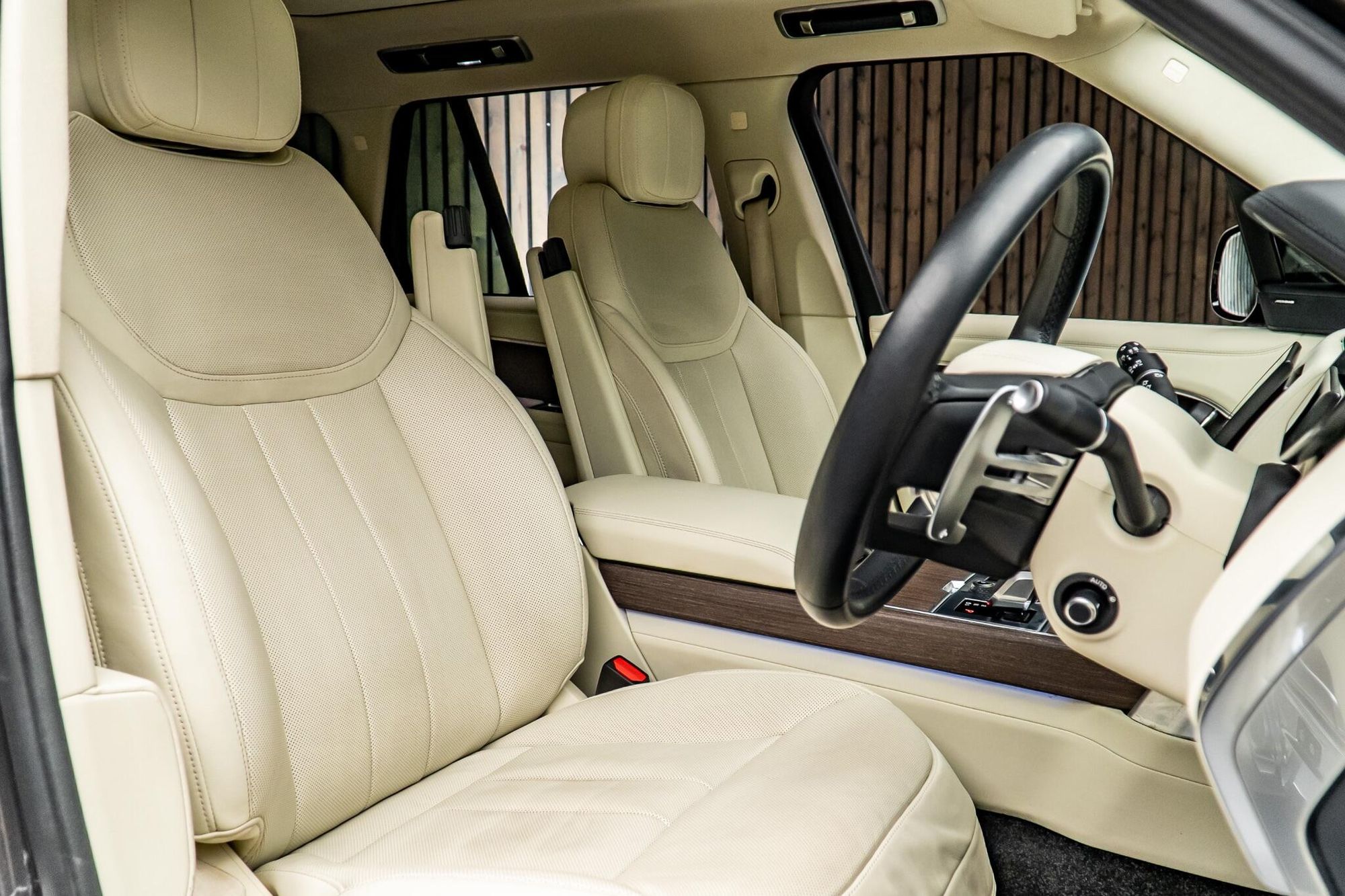 LAND ROVER RANGE ROVER ESTATE 3.0 P440e SE 4dr Auto for sale UK - Slide 2