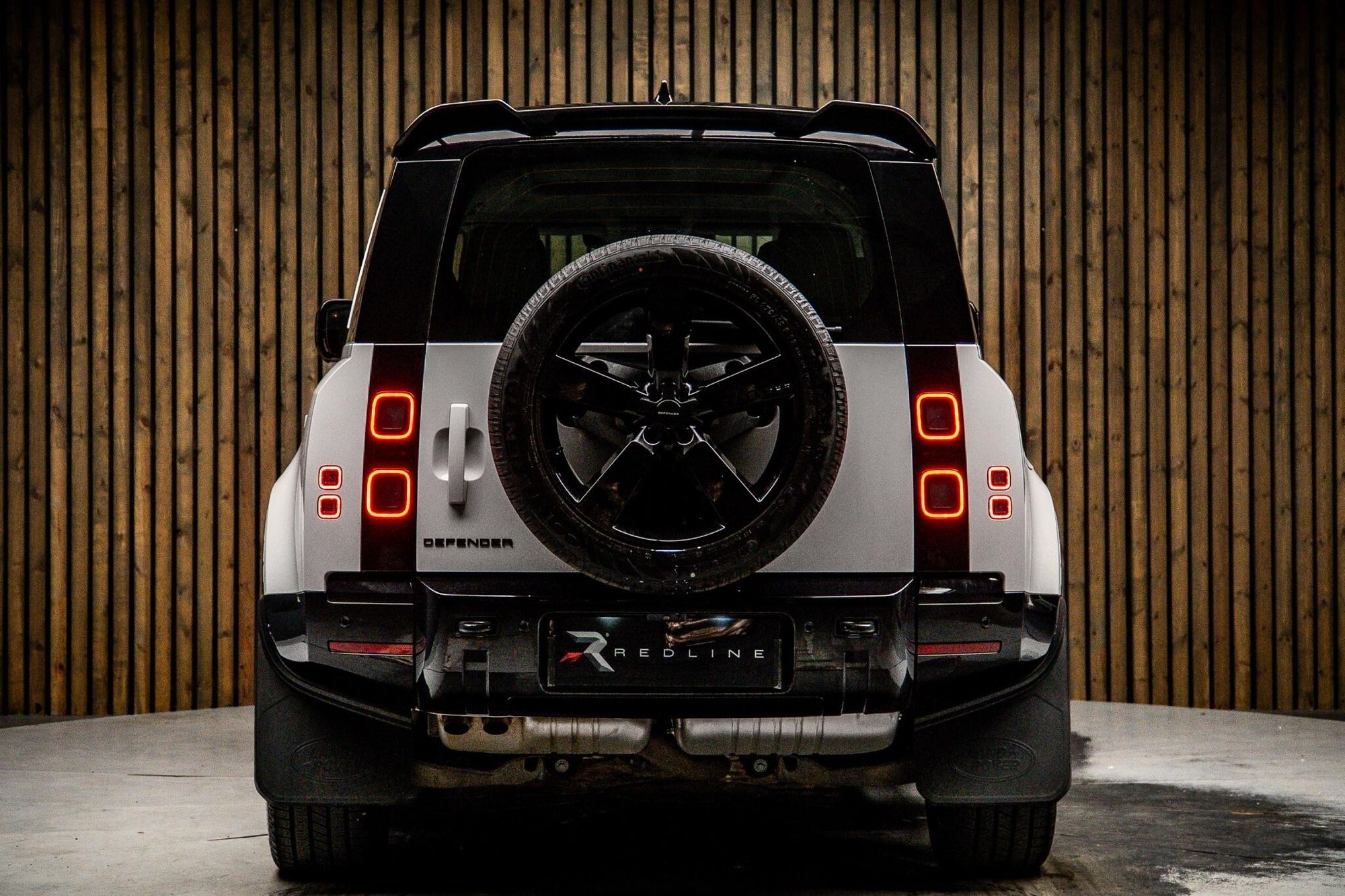 LAND ROVER DEFENDER DIESEL ESTATE 3.0 D250 X-Dynamic SE 110 5dr Auto for sale UK - Slide 6