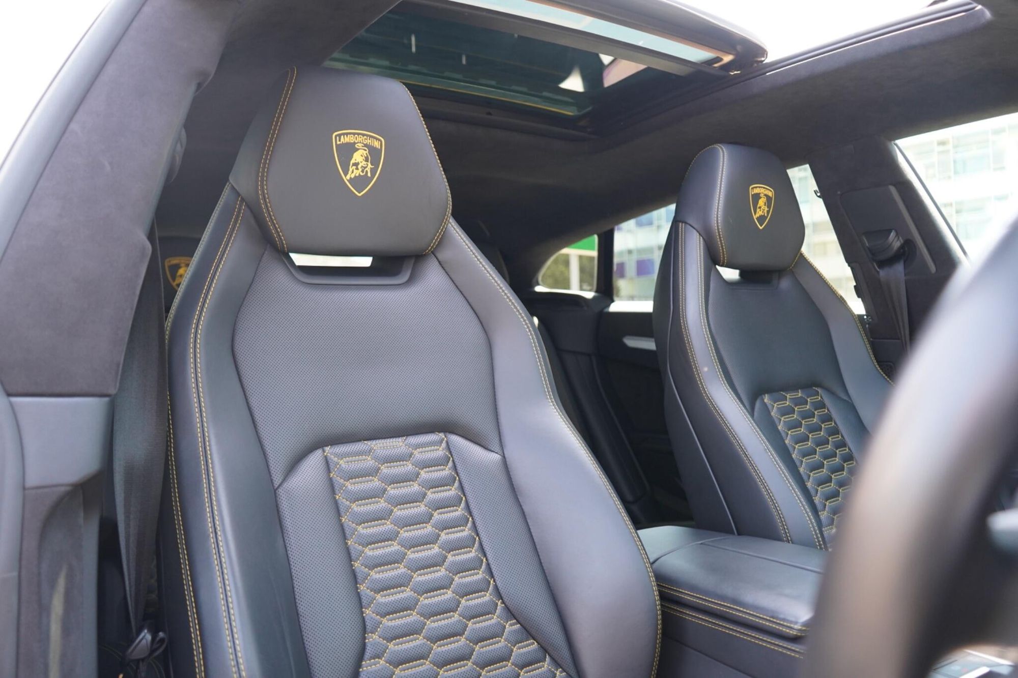 LAMBORGHINI URUS ESTATE 4.0T FSI V8 5dr Auto for sale UK - Slide 3