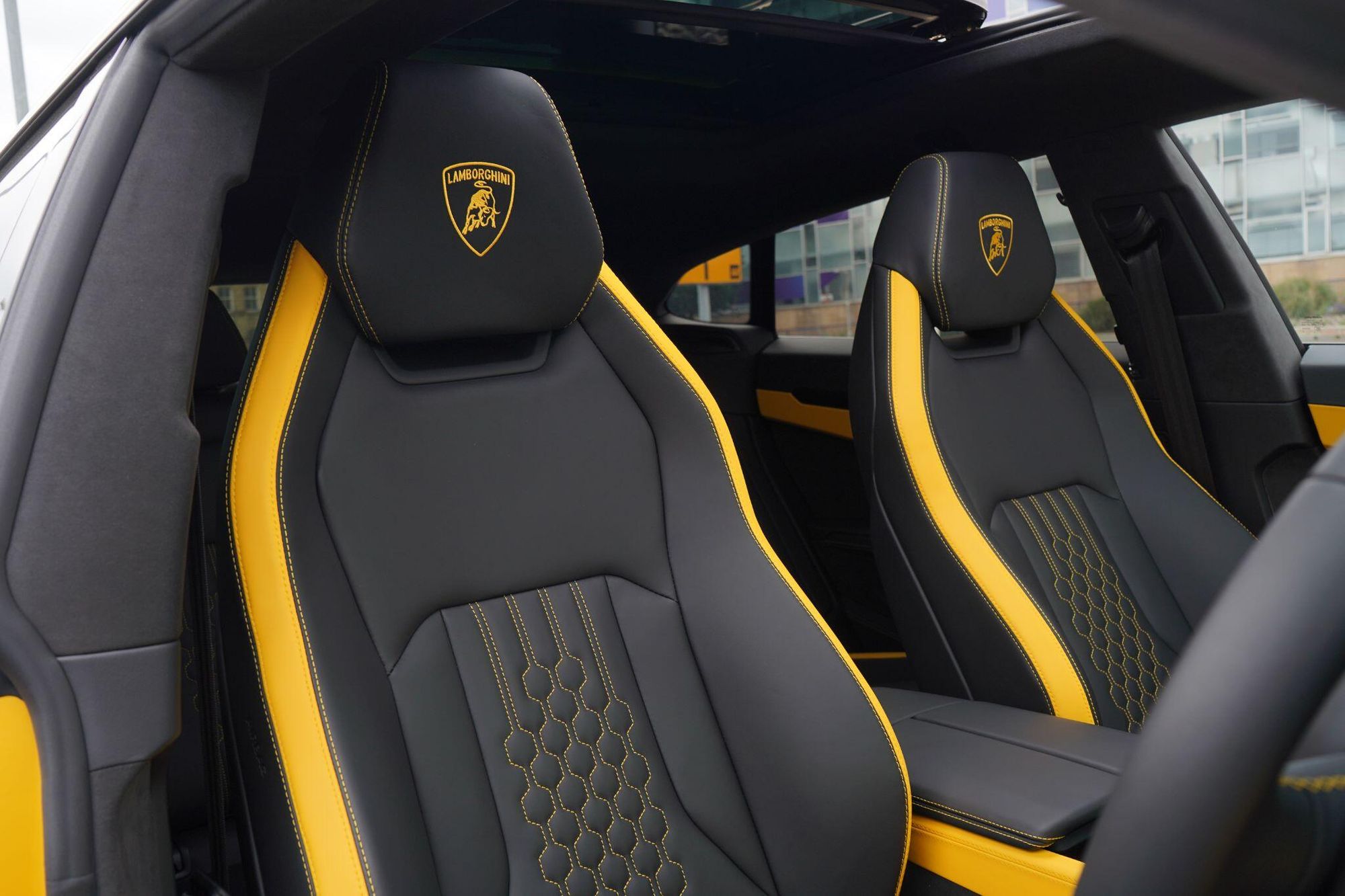 LAMBORGHINI URUS ESTATE 4.0T V8 800 PHEV SE 5dr Auto for sale UK - Slide 3