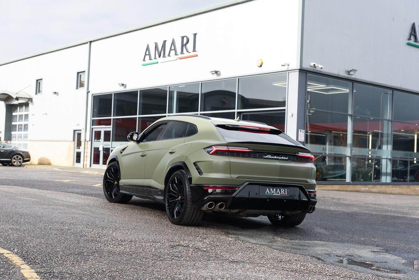 LAMBORGHINI URUS ESTATE 4.0T 25.9kWh Plug-in Hybrid FSI V8 5dr Auto for sale UK - Slide 3