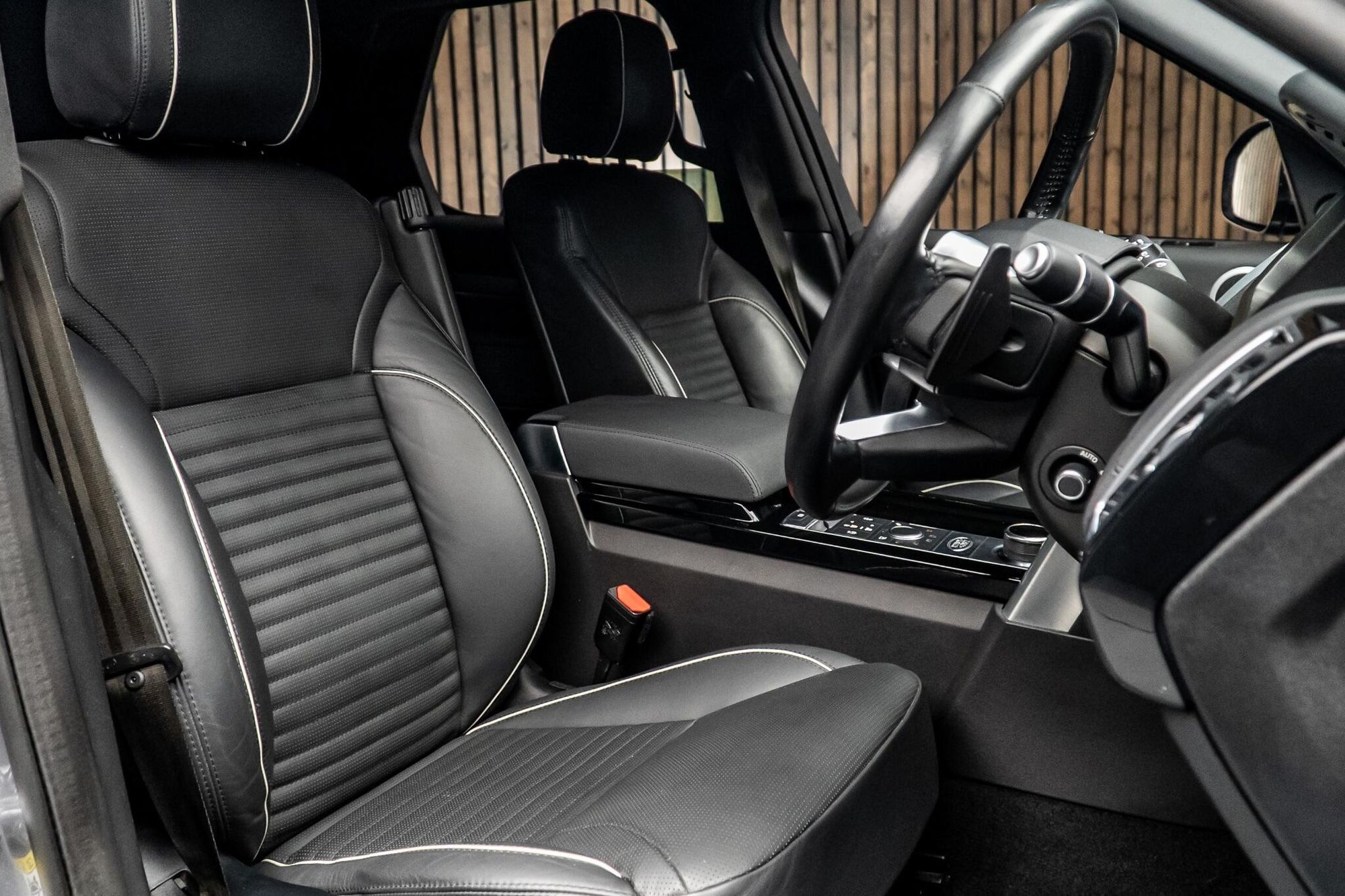 LAND ROVER DISCOVERY DIESEL SW 3.0 SD6 HSE 5dr Auto for sale UK - Slide 2