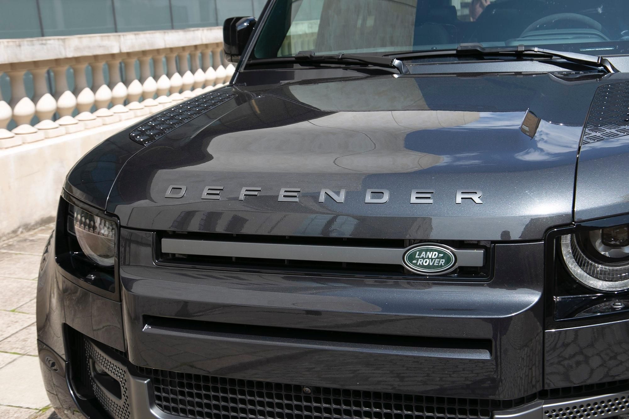 LAND ROVER DEFENDER ESTATE 5.0 P525 V8 110 5dr Auto for sale UK - Slide 3