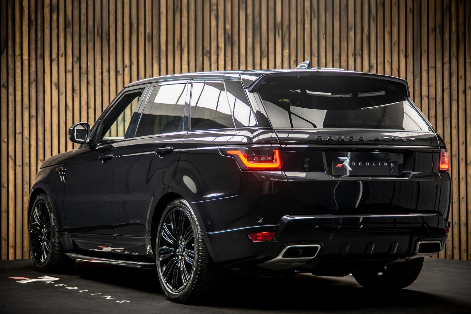 LAND ROVER RANGE ROVER SPORT DIESEL ESTATE 3.0 D300 HSE Dynamic Black 5dr Auto for sale UK - Slide 3