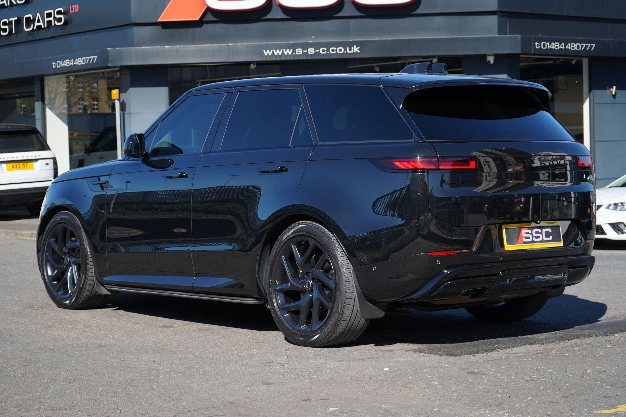 LAND ROVER RANGE ROVER SPORT DIESEL ESTATE 3.0 D300 Dynamic SE 5dr Auto for sale UK - Slide 8