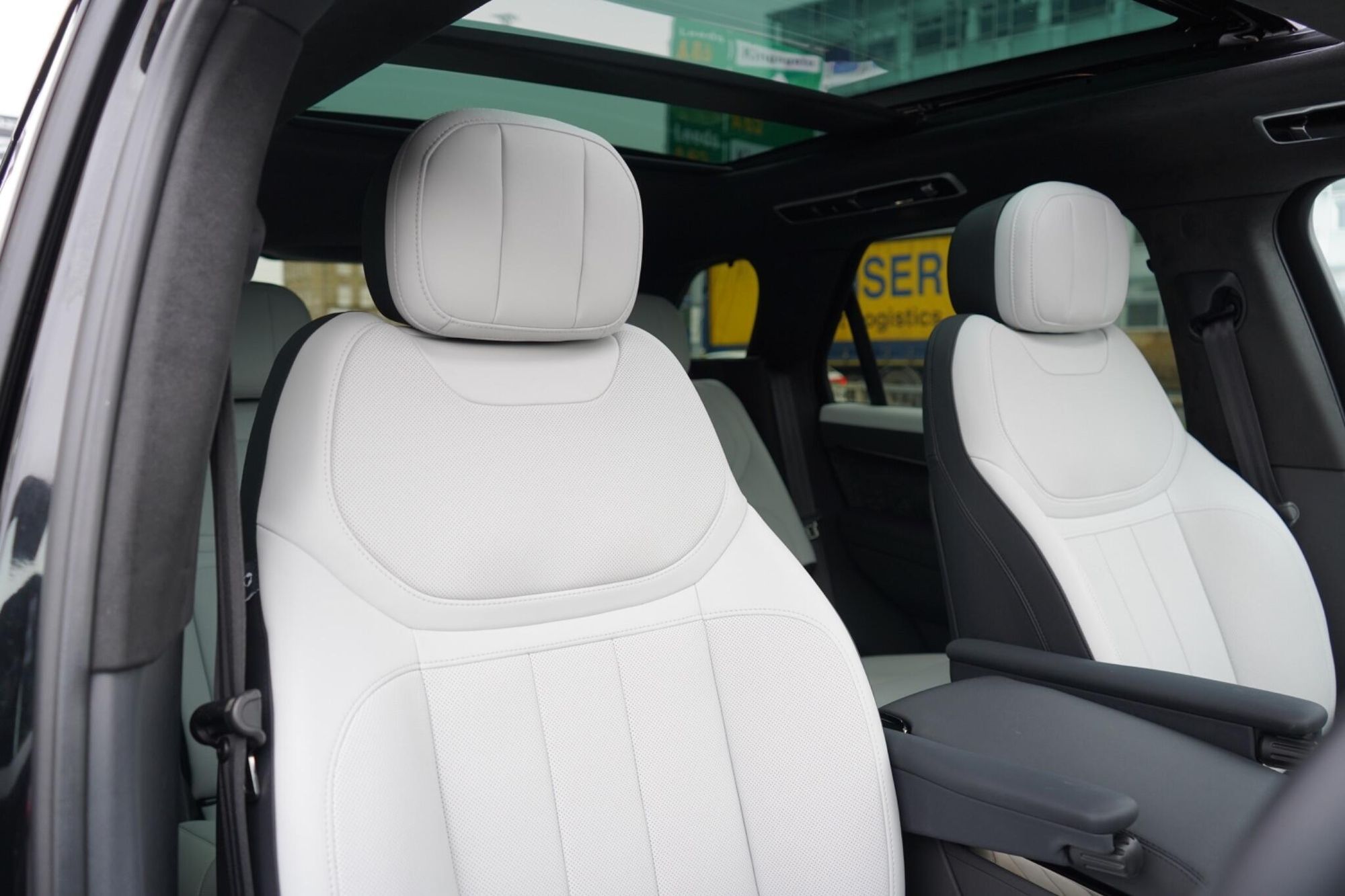 LAND ROVER RANGE ROVER SPORT ESTATE 4.4 P530 V8 First Edition 5dr Auto for sale UK - Slide 2