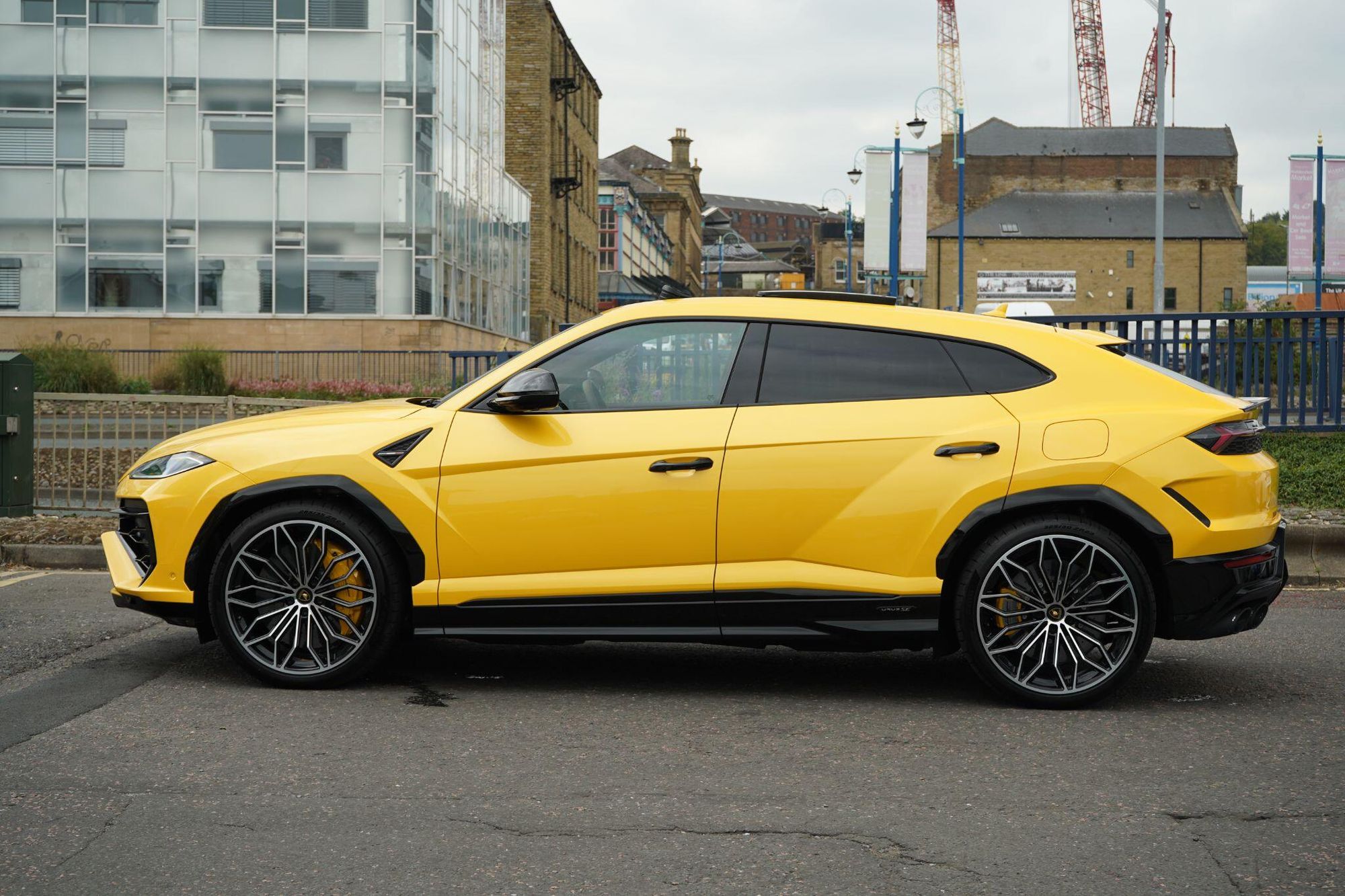 LAMBORGHINI URUS ESTATE 4.0T 25.9kWh Plug-in Hybrid FSI V8 5dr Auto for sale UK - Slide 8