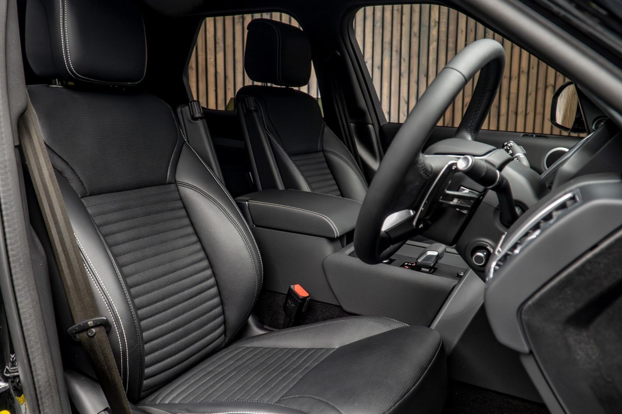 LAND ROVER DISCOVERY DIESEL SW 3.0 D300 Dynamic SE 5dr Auto for sale UK - Slide 2