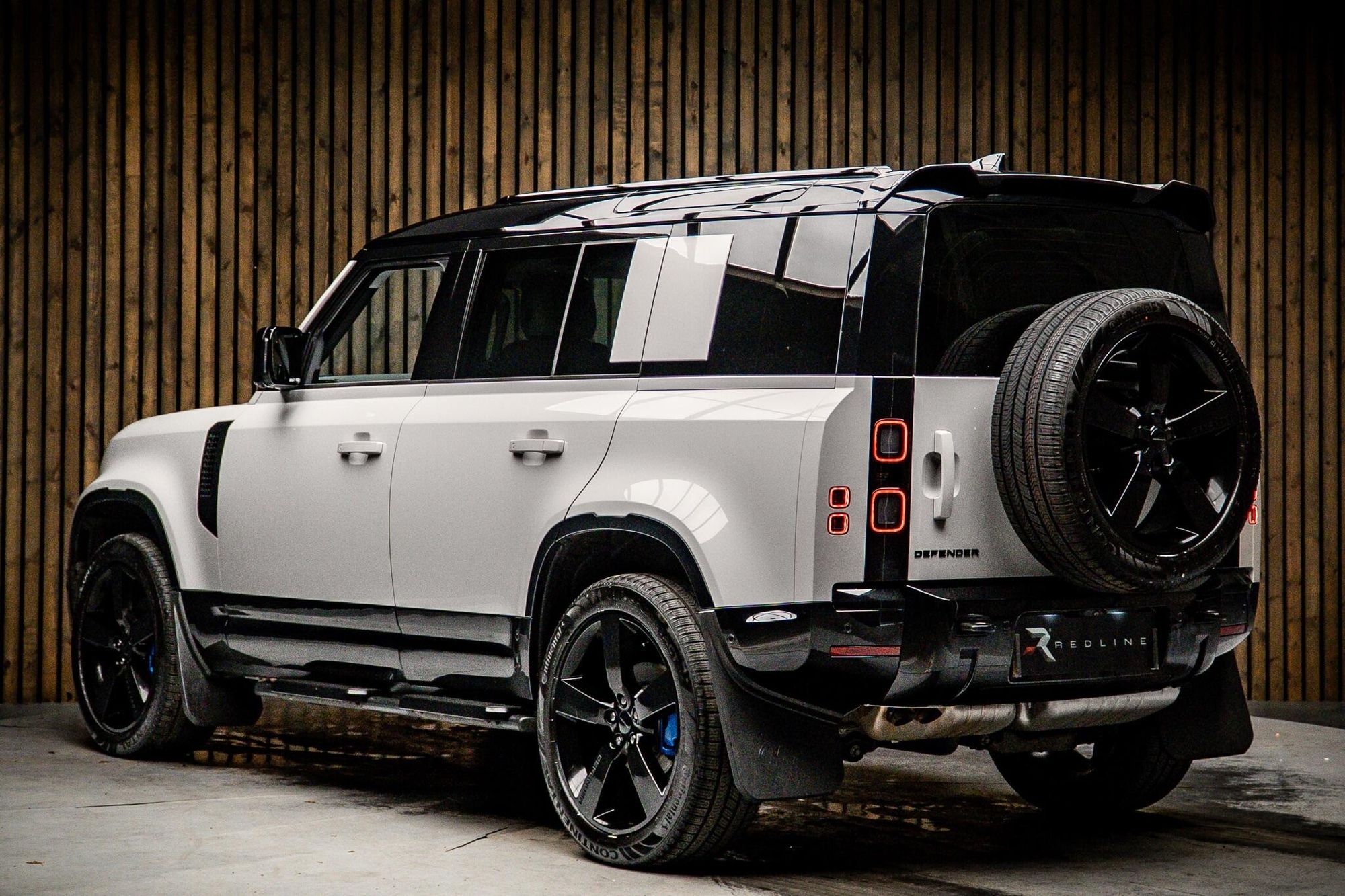 LAND ROVER DEFENDER DIESEL ESTATE 3.0 D250 X-Dynamic SE 110 5dr Auto for sale UK - Slide 3