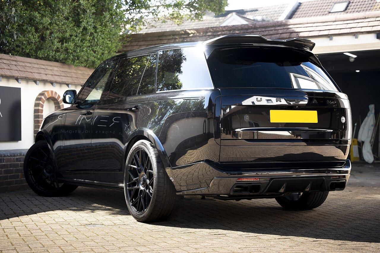 LAND ROVER RANGE ROVER ESTATE 4.4 P615 V8 SV LWB 4dr Auto for sale UK - Slide 4