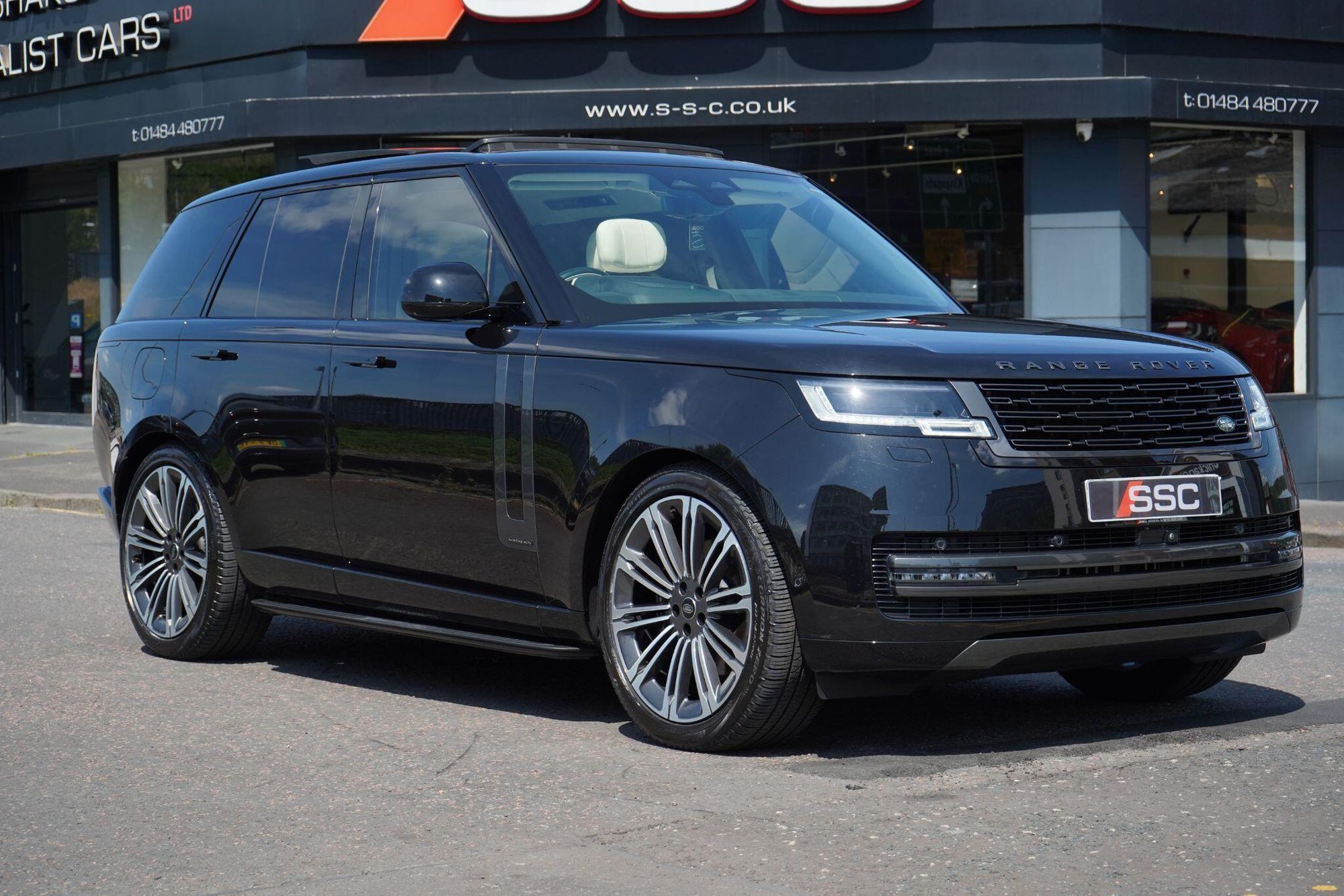 LAND ROVER RANGE ROVER DIESEL ESTATE 3.0 D350 Autobiography 4dr Auto for sale UK - Slide 5