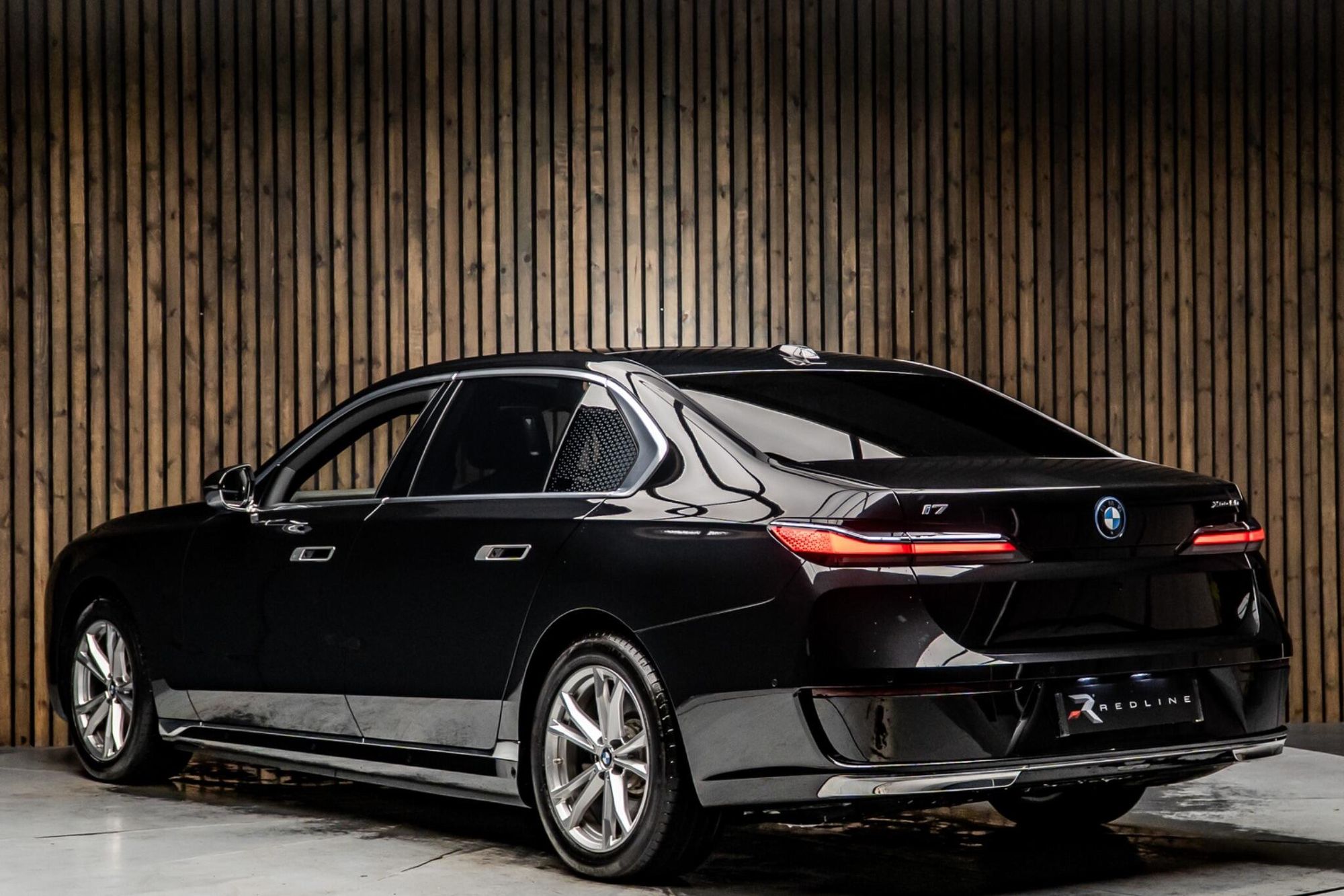 BMW I7 SALOON 400kW xDrive60 Excellence 105.7kWh 4dr Auto for sale UK - Slide 3