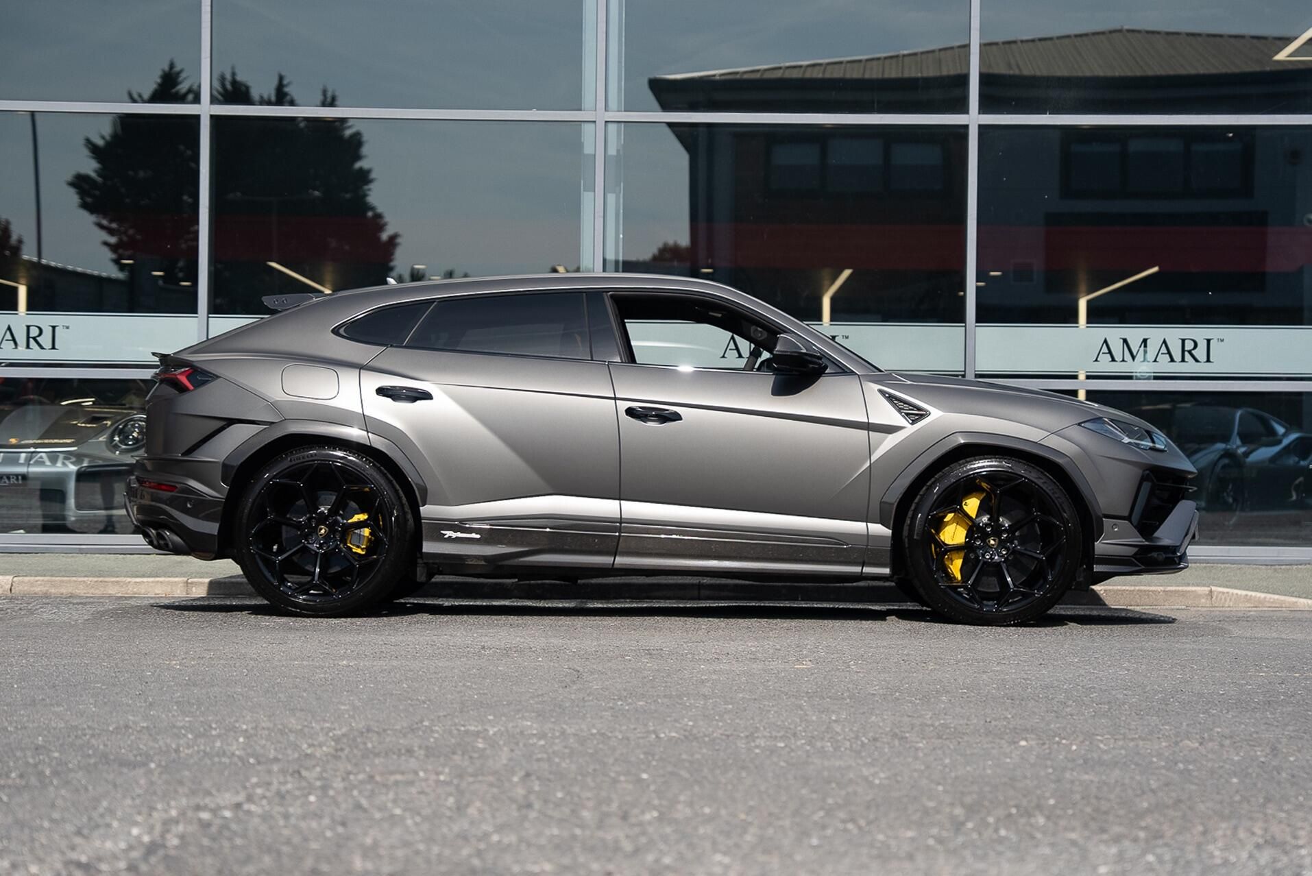 LAMBORGHINI URUS ESTATE 4.0T FSI V8 Performante 5dr Auto for sale UK - Slide 2