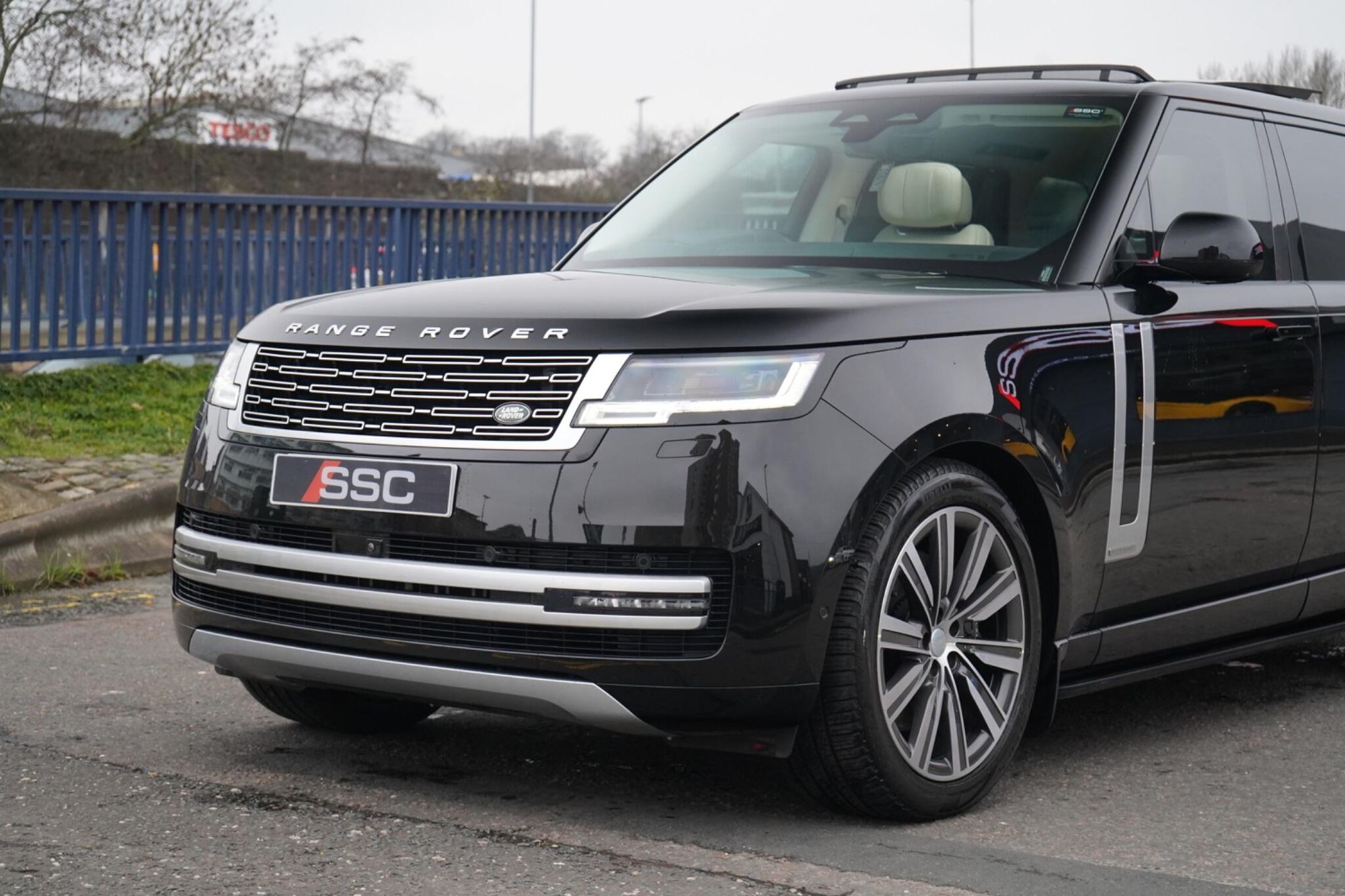 LAND ROVER RANGE ROVER ESTATE 3.0 P460e Autobiography LWB 4dr Auto for sale UK - Slide 9