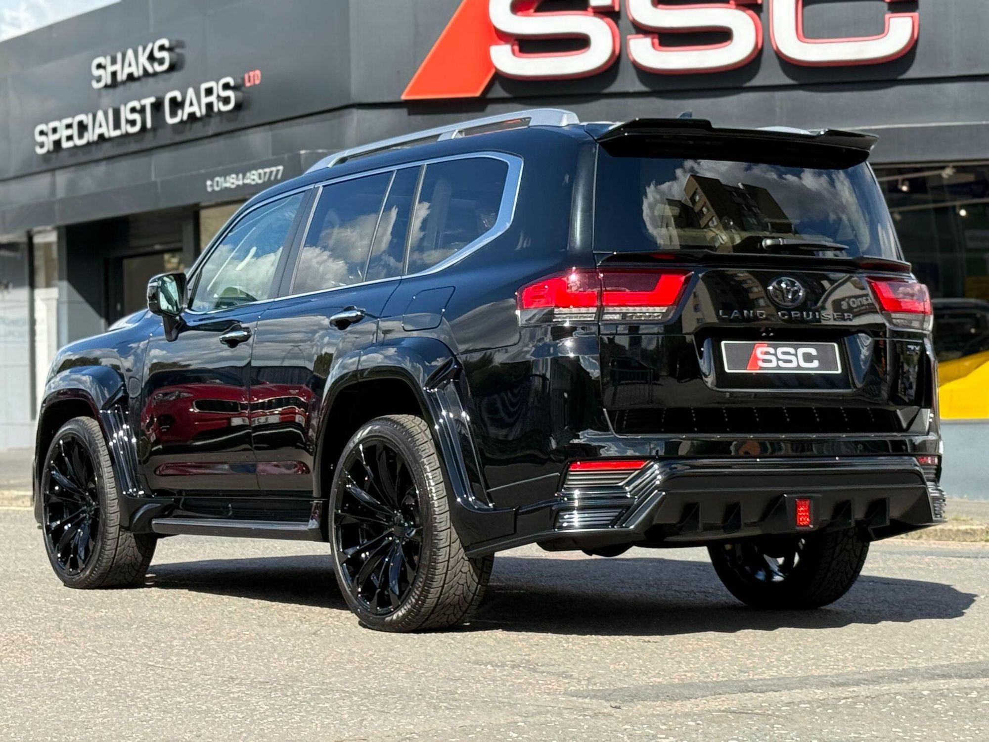 TOYOTA LAND CRUISER SW 4.0 V6 VVTi Invincible 5dr Auto for sale UK - Slide 2