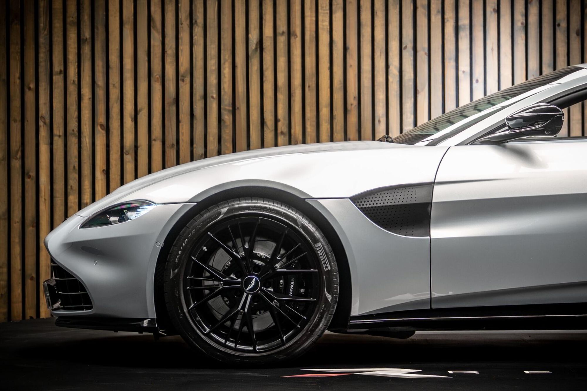 ASTON MARTIN VANTAGE V8 ROADSTER 2dr ZF 8 Speed Auto for sale UK - Slide 9