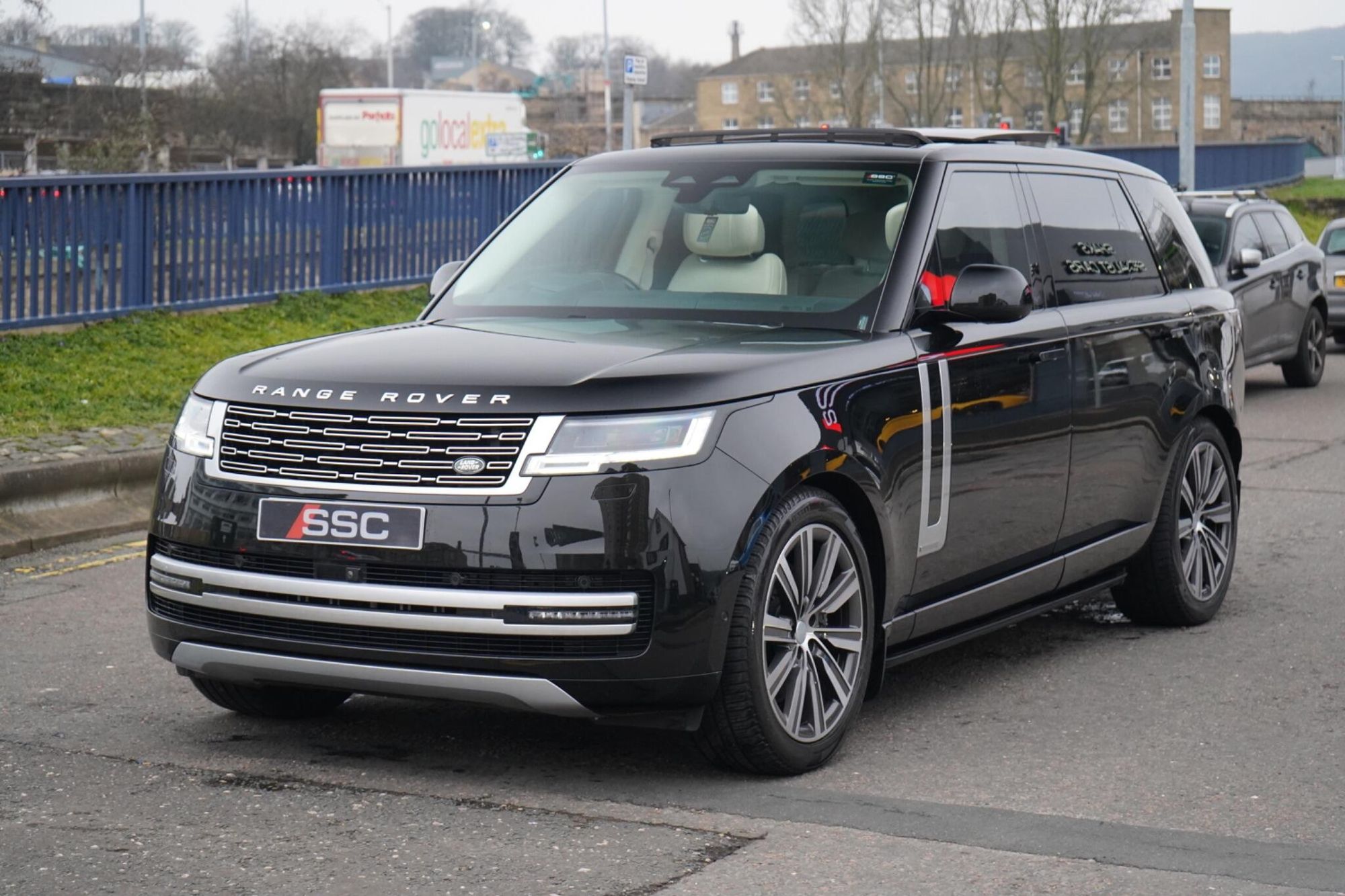 LAND ROVER RANGE ROVER ESTATE 3.0 P460e Autobiography LWB 4dr Auto for sale UK - Slide 7