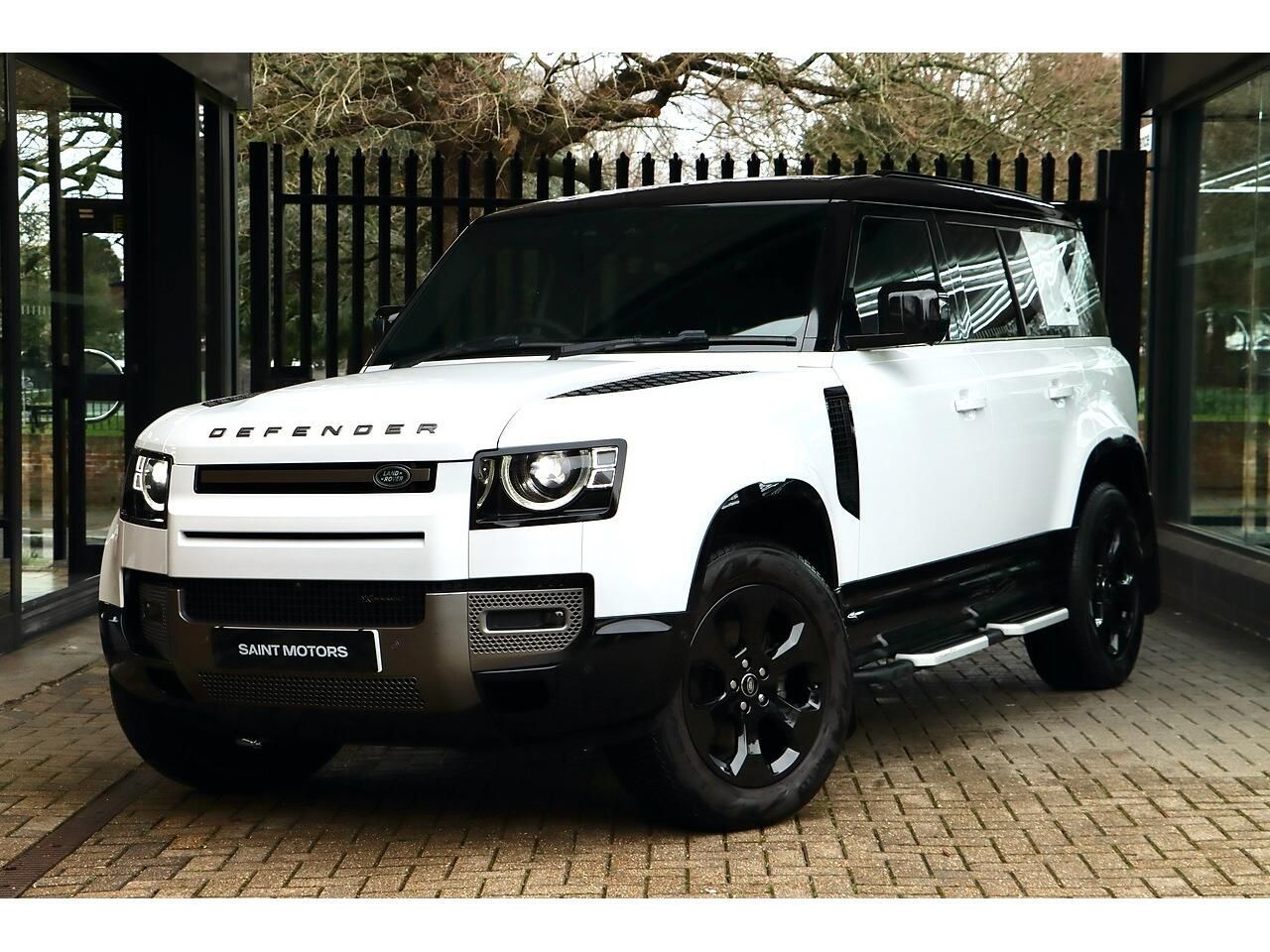 LAND ROVER DEFENDER DIESEL ESTATE 3.0 D250 X-Dynamic SE 110 5dr Auto for sale UK - Slide 3