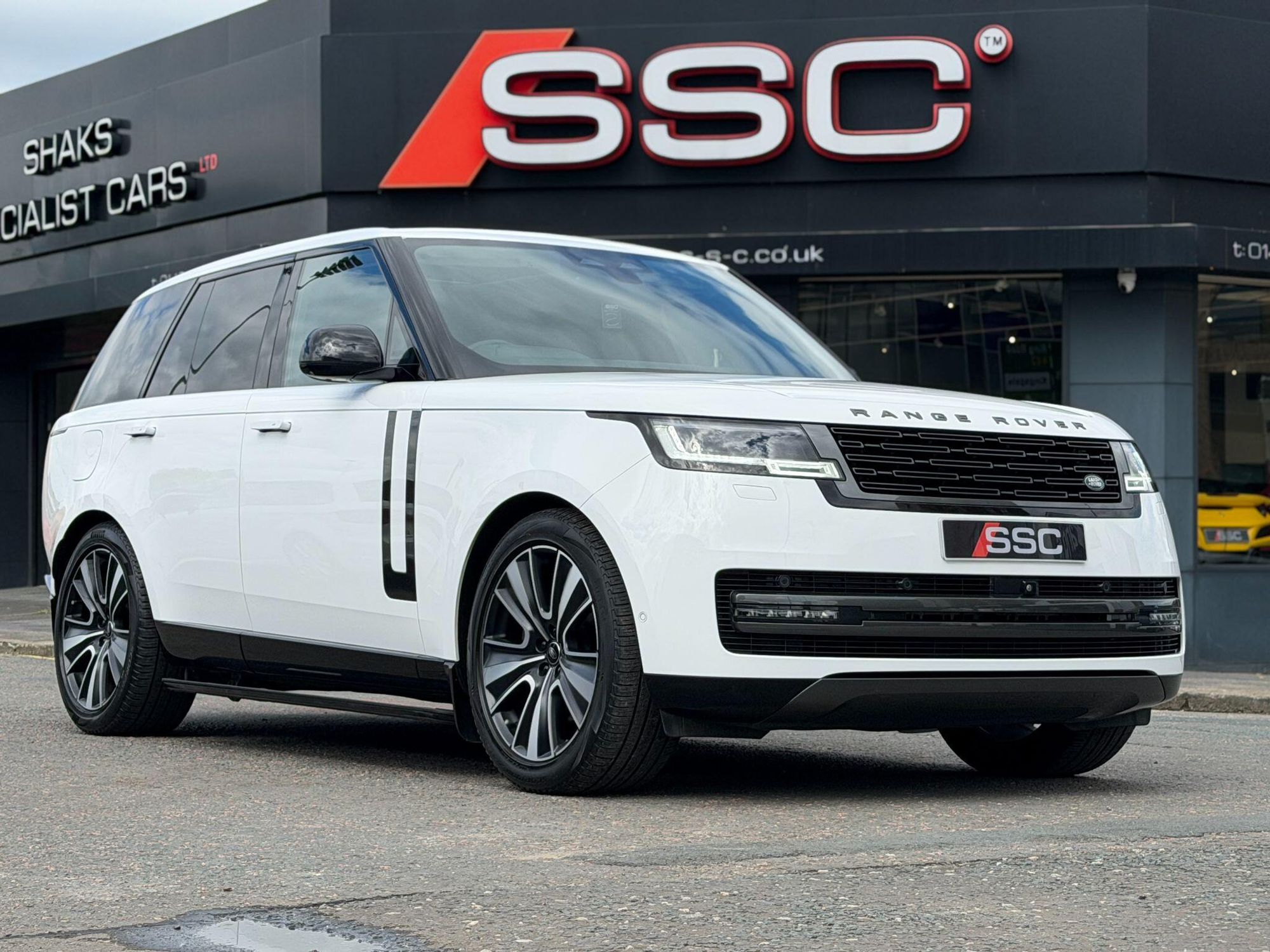 LAND ROVER RANGE ROVER DIESEL ESTATE 3.0 D350 SE 4dr Auto for sale UK - Slide 5