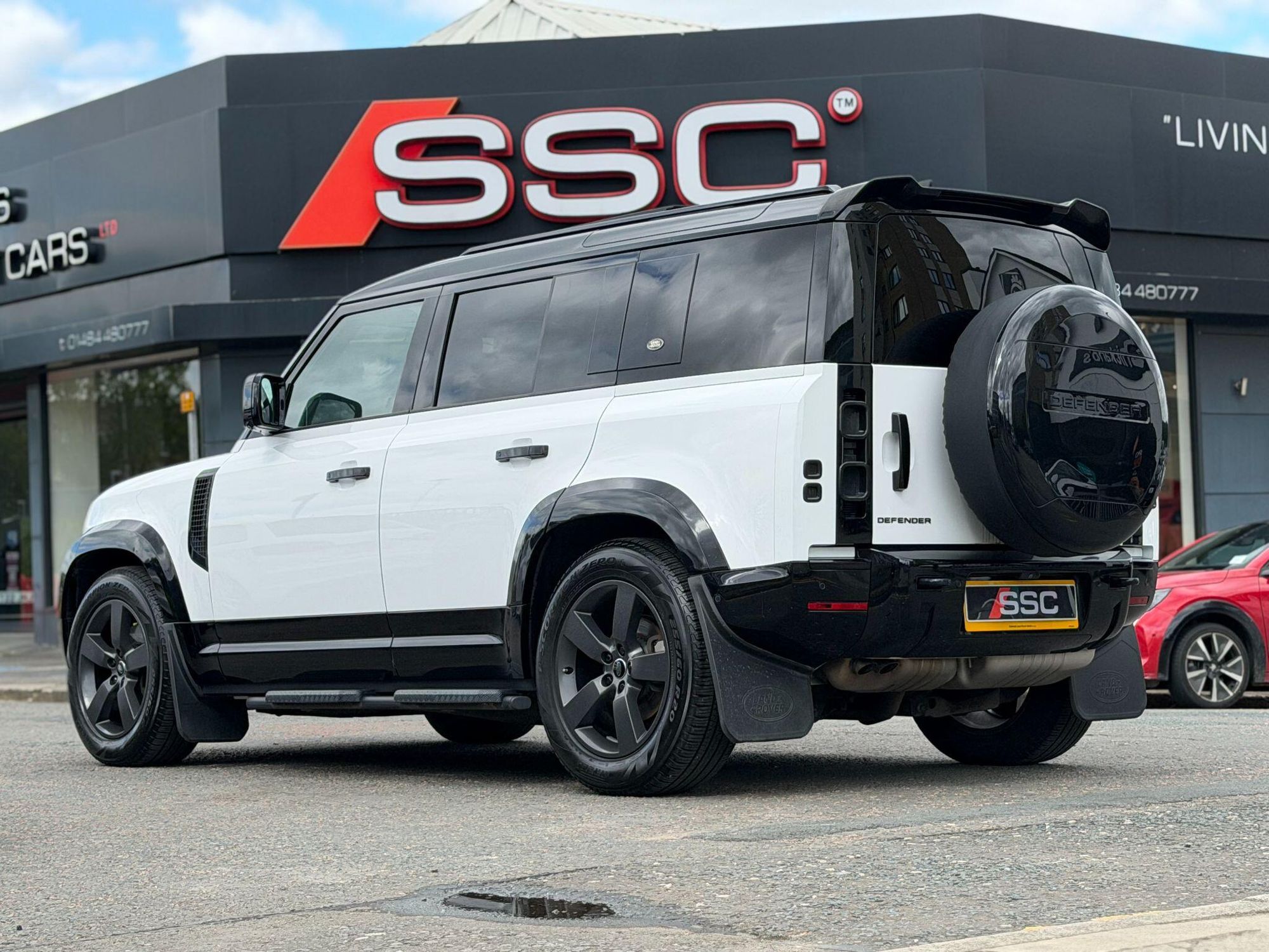 LAND ROVER DEFENDER DIESEL ESTATE 3.0 D250 X-Dynamic HSE 110 5dr Auto for sale UK - Slide 2