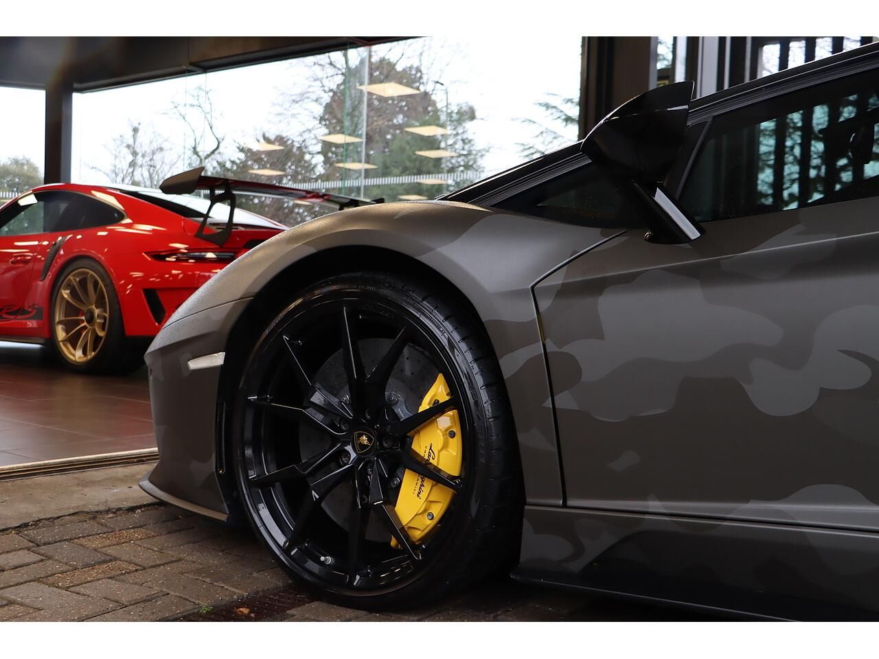 LAMBORGHINI AVENTADOR ROADSTER LP 740-4 S 2dr ISR for sale UK - Slide 8