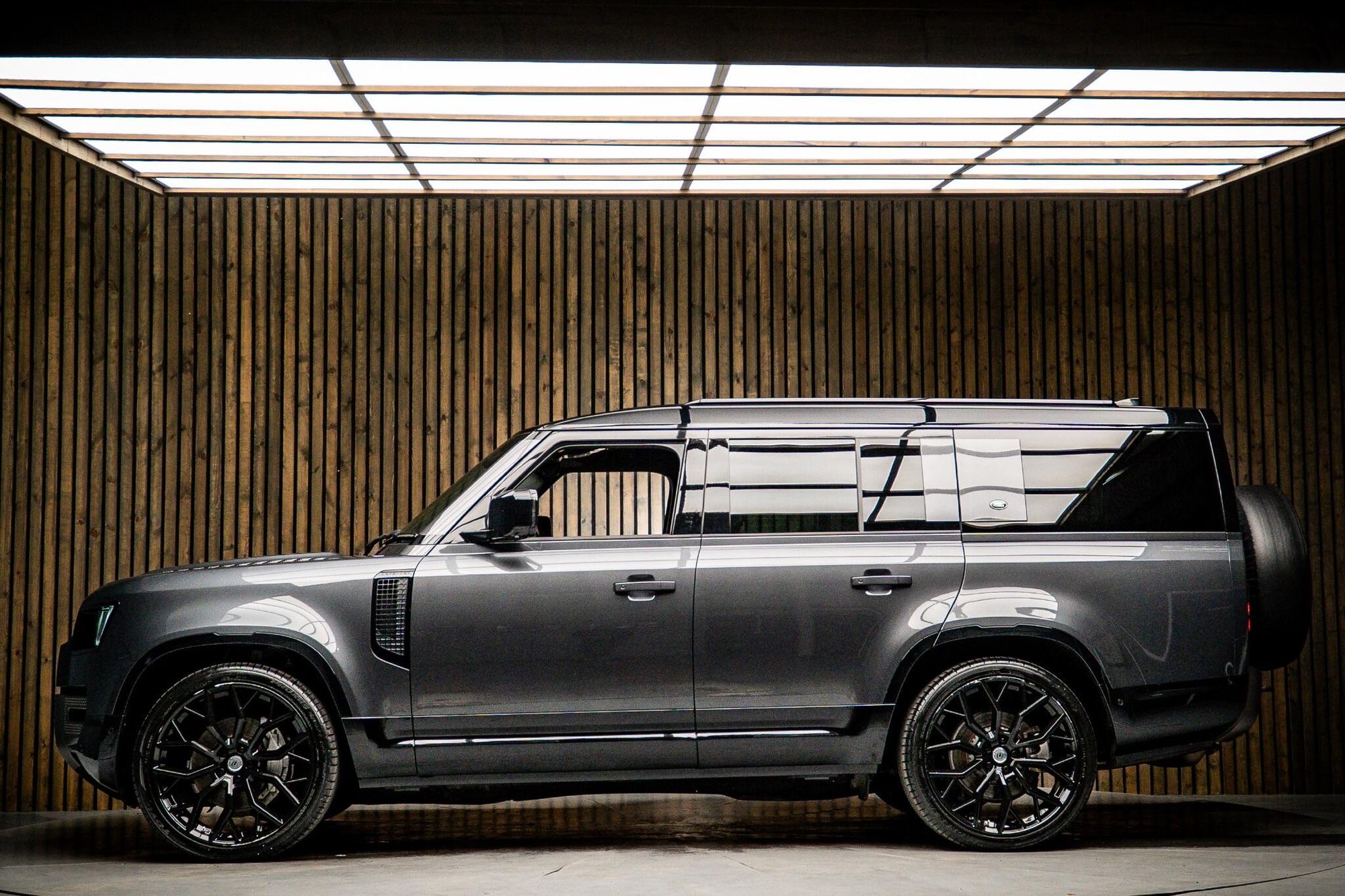 LAND ROVER DEFENDER DIESEL ESTATE 3.0 D300 X-Dynamic SE 130 5dr Auto for sale UK - Slide 7