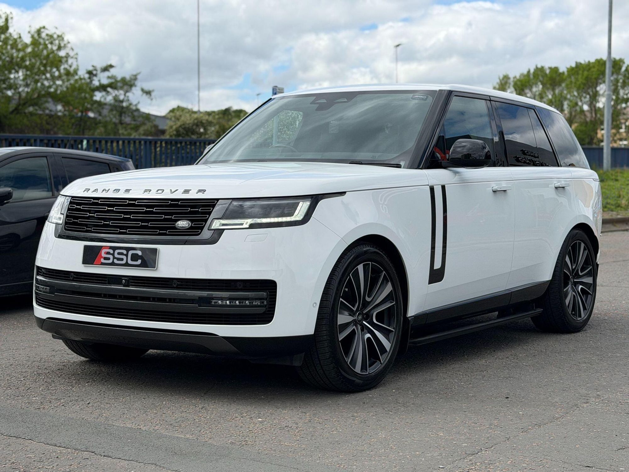 LAND ROVER RANGE ROVER DIESEL ESTATE 3.0 D350 SE 4dr Auto for sale UK - Slide 7