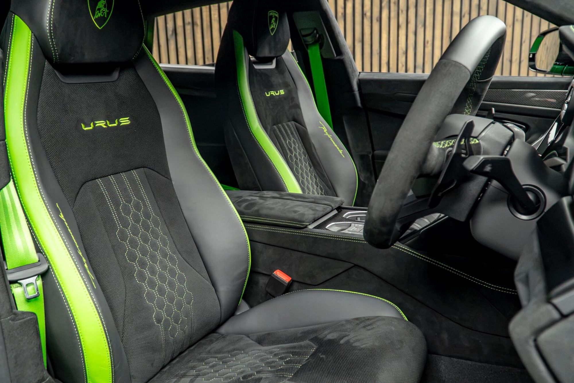 LAMBORGHINI URUS ESTATE 4.0T FSI V8 Performante 5dr Auto for sale UK - Slide 2