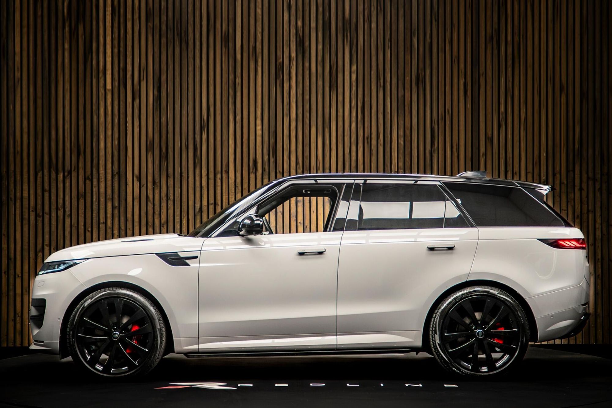 LAND ROVER RANGE ROVER SPORT DIESEL ESTATE 3.0 D300 Dynamic SE 5dr Auto for sale UK - Slide 7