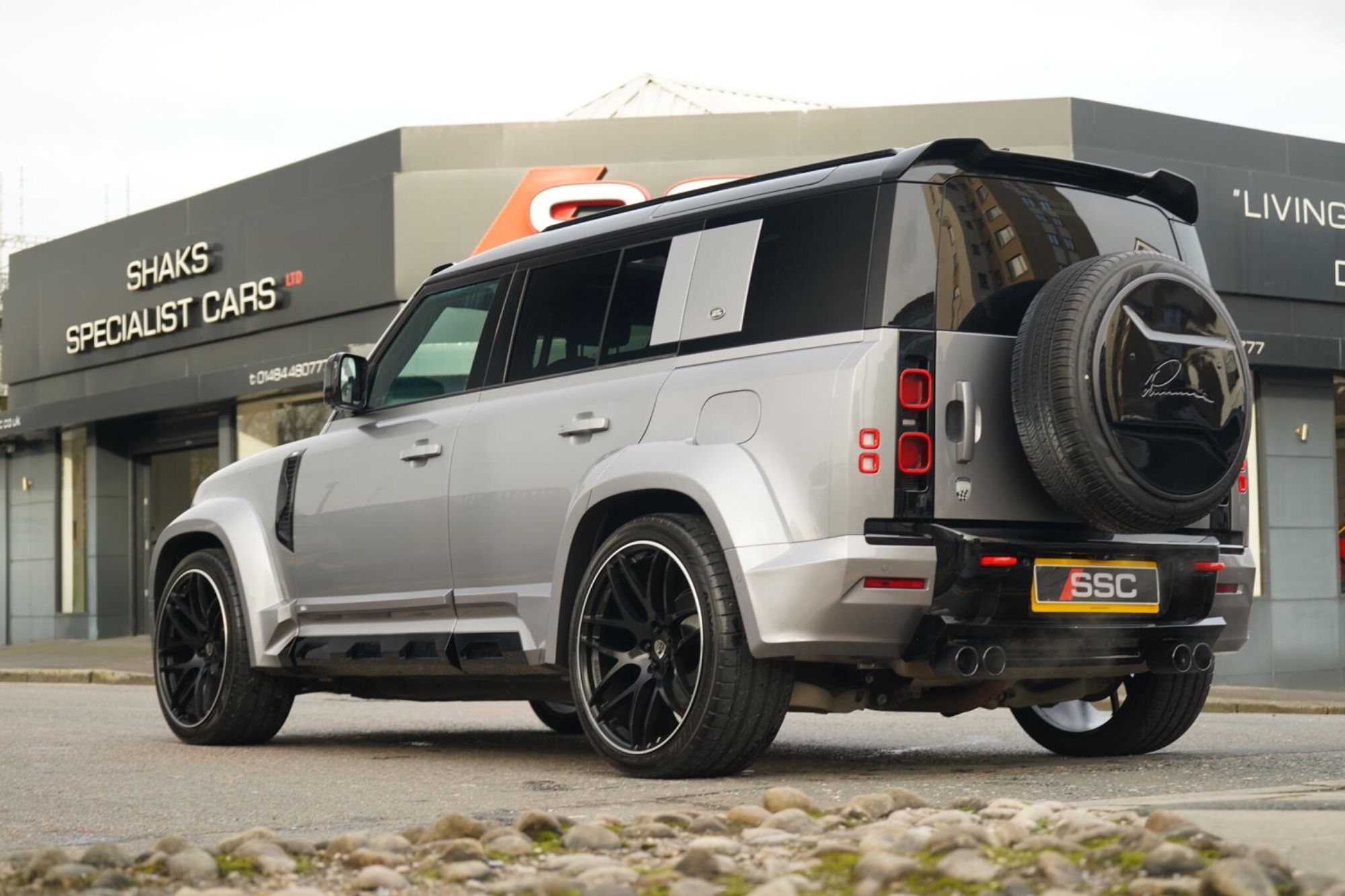 LAND ROVER DEFENDER ESTATE 2.0 P400e X-Dynamic SE 110 5dr Auto for sale UK - Slide 2