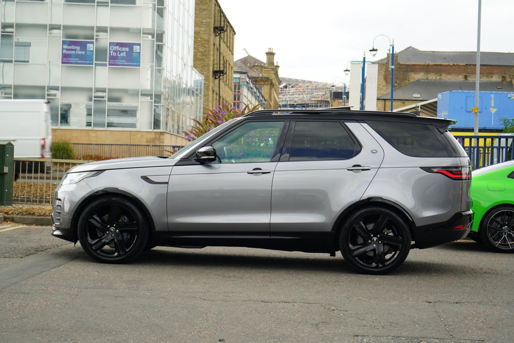 LAND ROVER DISCOVERY DIESEL SW 3.0 D350 Dynamic HSE 5dr Auto for sale UK - Slide 8