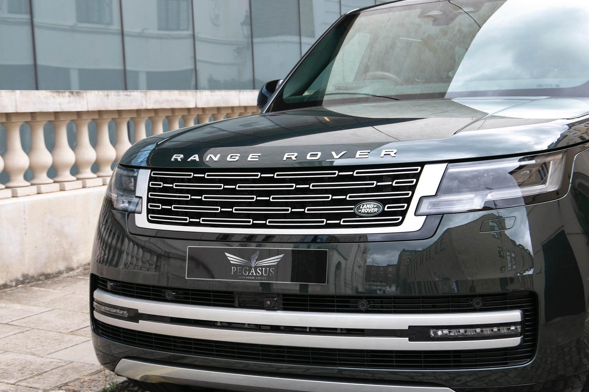 LAND ROVER RANGE ROVER ESTATE 4.4 P530 V8 Autobiography LWB 4dr Auto for sale UK - Slide 2