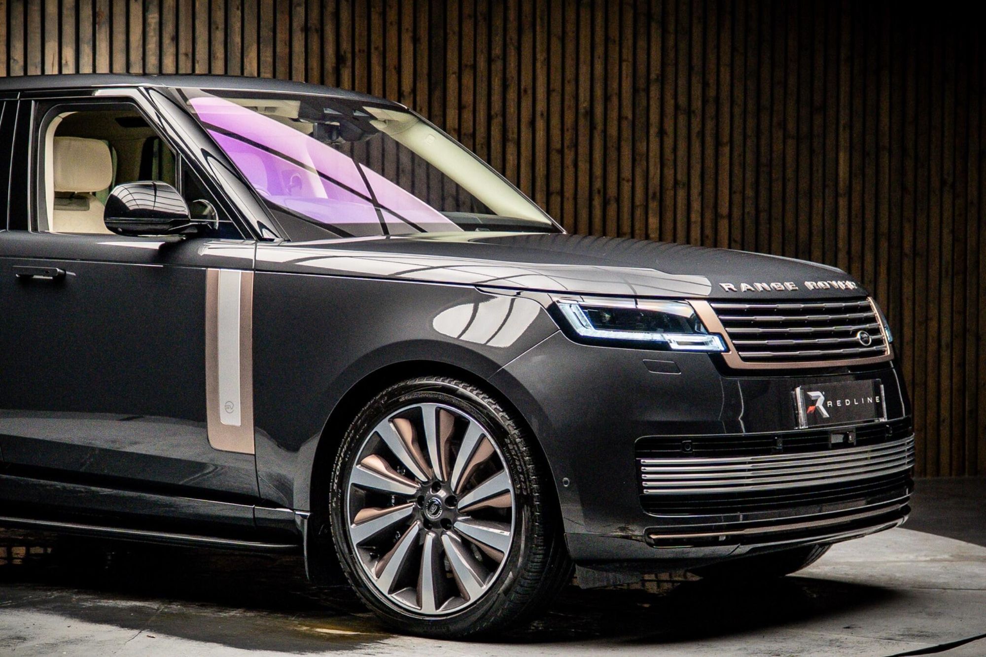 LAND ROVER RANGE ROVER ESTATE 4.4 P530 V8 SV 4dr Auto for sale UK - Slide 10