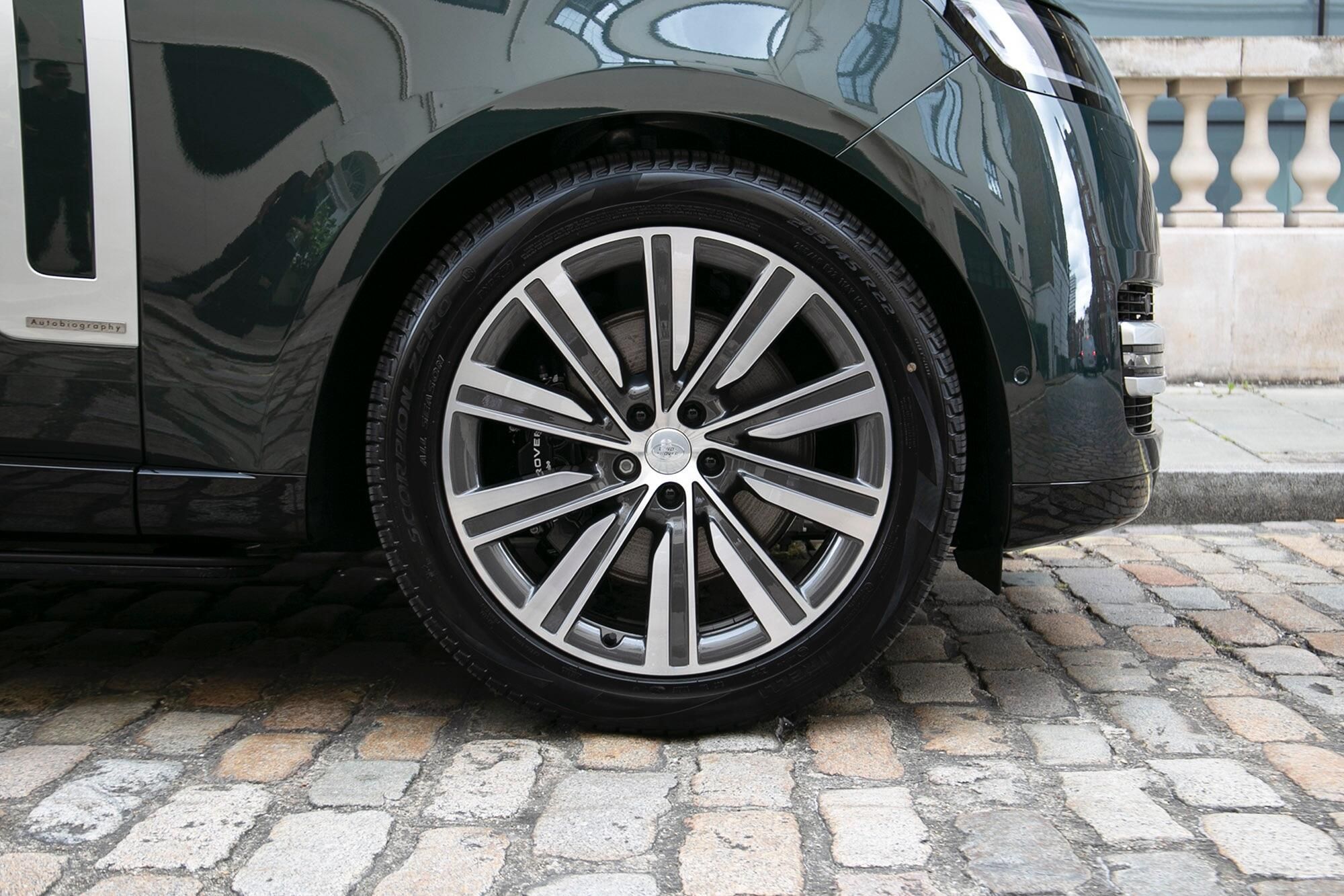 LAND ROVER RANGE ROVER ESTATE 4.4 P530 V8 Autobiography LWB 4dr Auto for sale UK - Slide 4