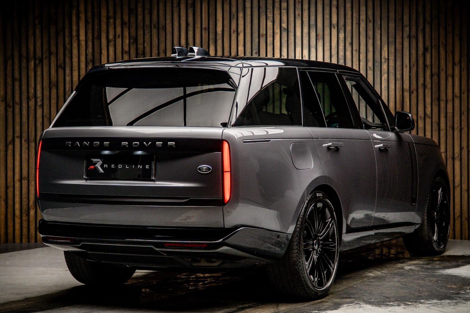 LAND ROVER RANGE ROVER ESTATE 4.4 P530 V8 Autobiography 4dr Auto for sale UK - Slide 4