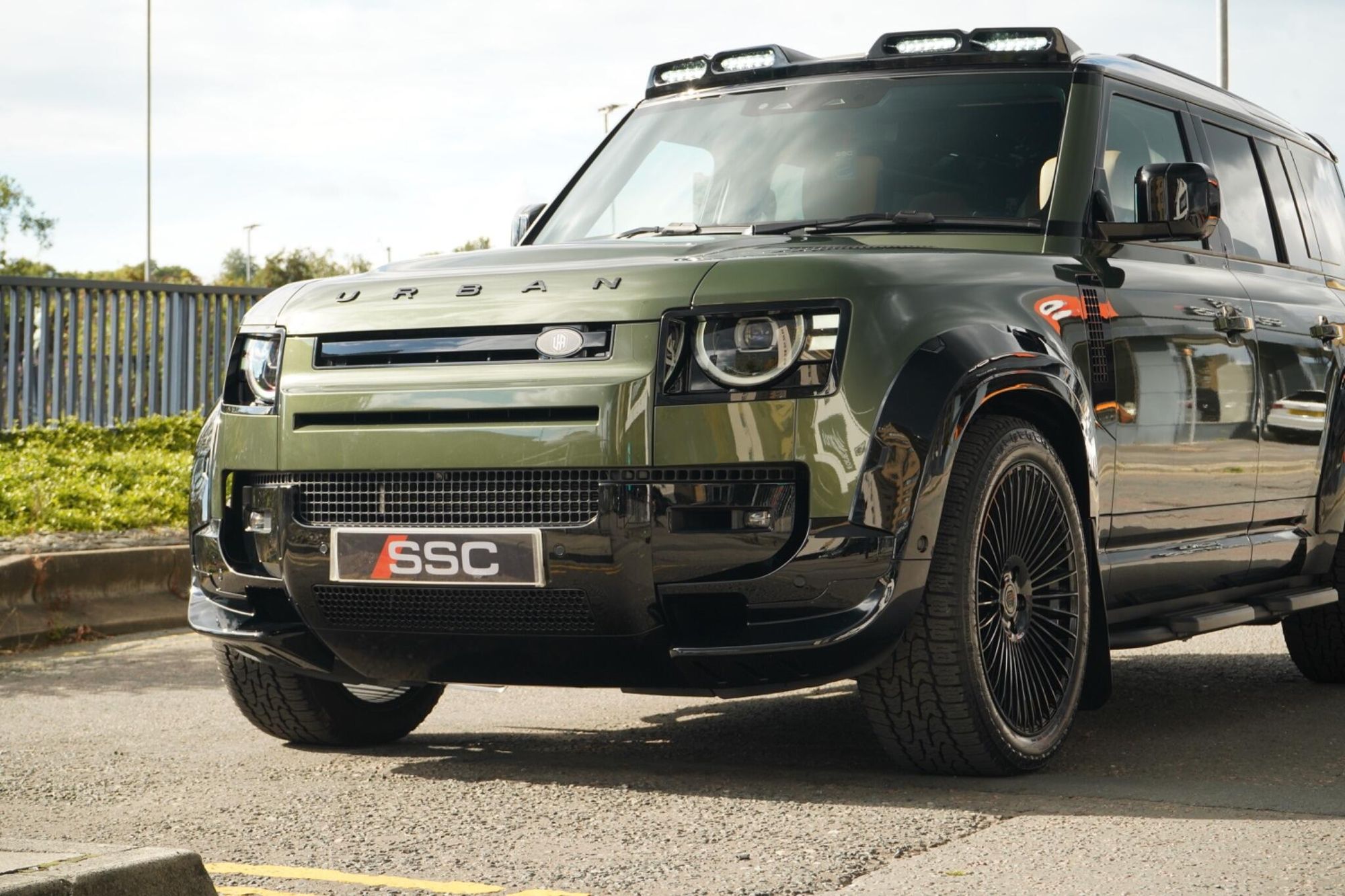 LAND ROVER DEFENDER DIESEL ESTATE 3.0 D350 X-Dynamic HSE 110 5dr Auto for sale UK - Slide 8