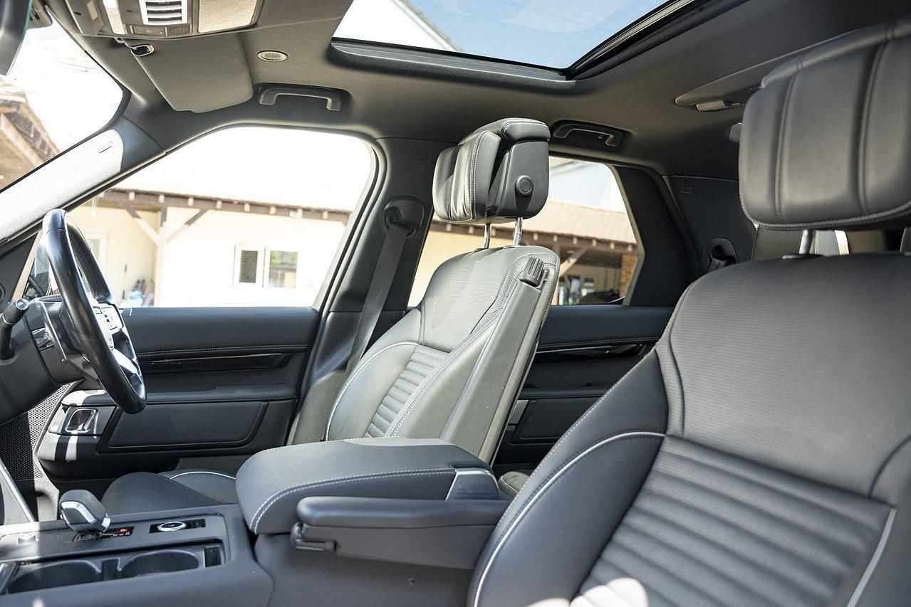 LAND ROVER DISCOVERY DIESEL SW 3.0 D300 Metropolitan Edition 5dr Auto for sale UK - Slide 9