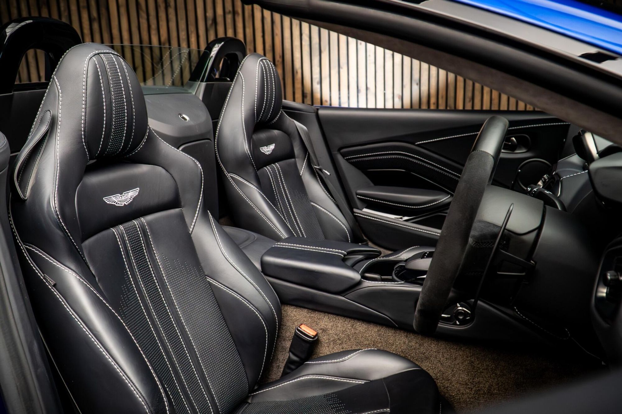 ASTON MARTIN VANTAGE V8 ROADSTER 2dr ZF 8 Speed Auto for sale UK - Slide 2