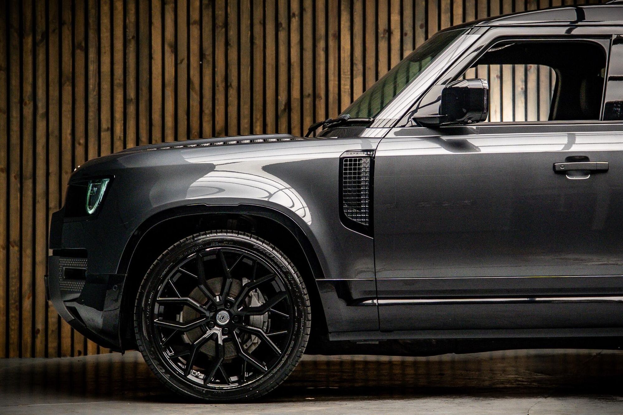 LAND ROVER DEFENDER DIESEL ESTATE 3.0 D300 X-Dynamic SE 130 5dr Auto for sale UK - Slide 9