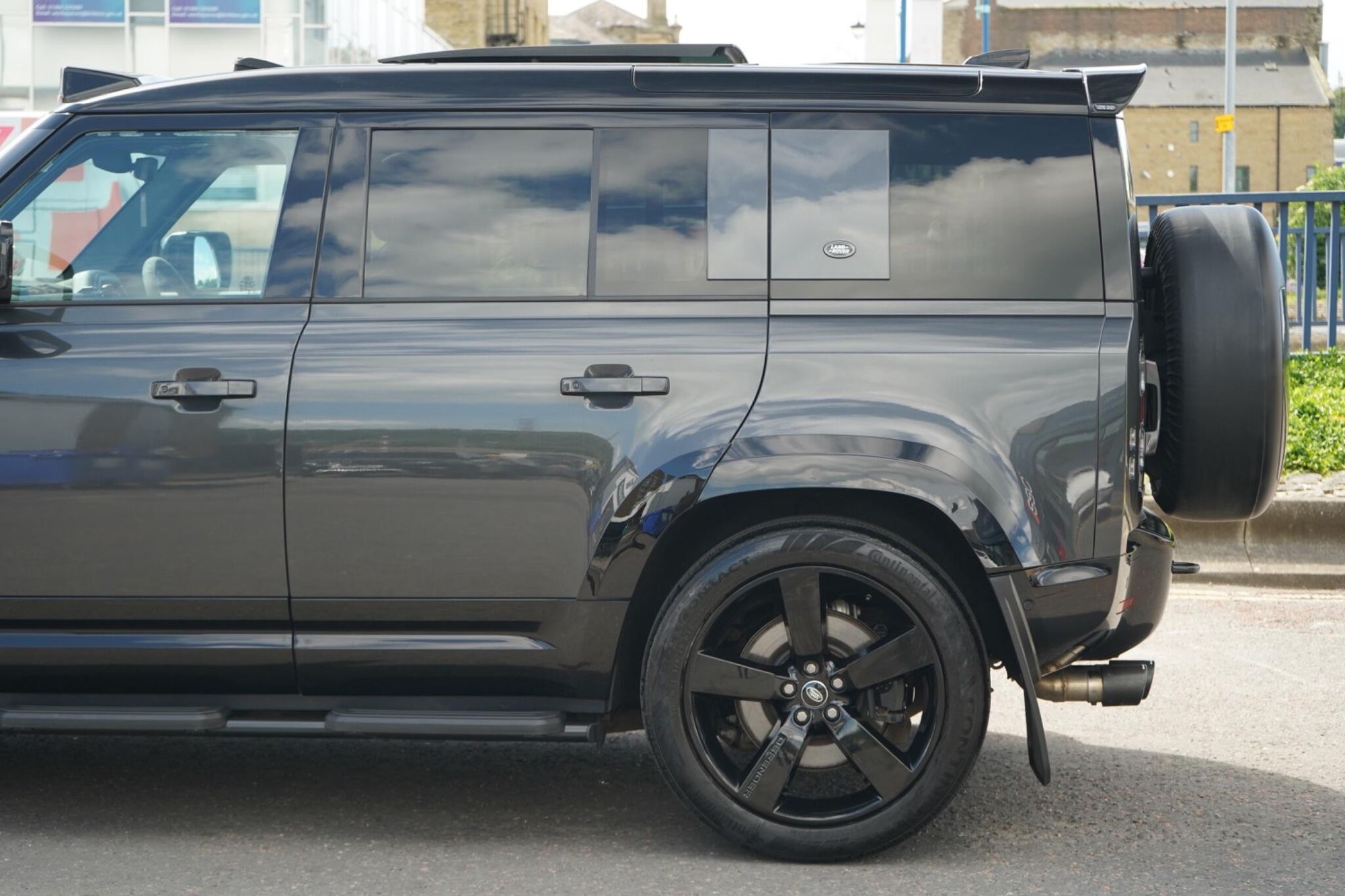 LAND ROVER DEFENDER ESTATE 5.0 P525 V8 110 5dr Auto for sale UK - Slide 10