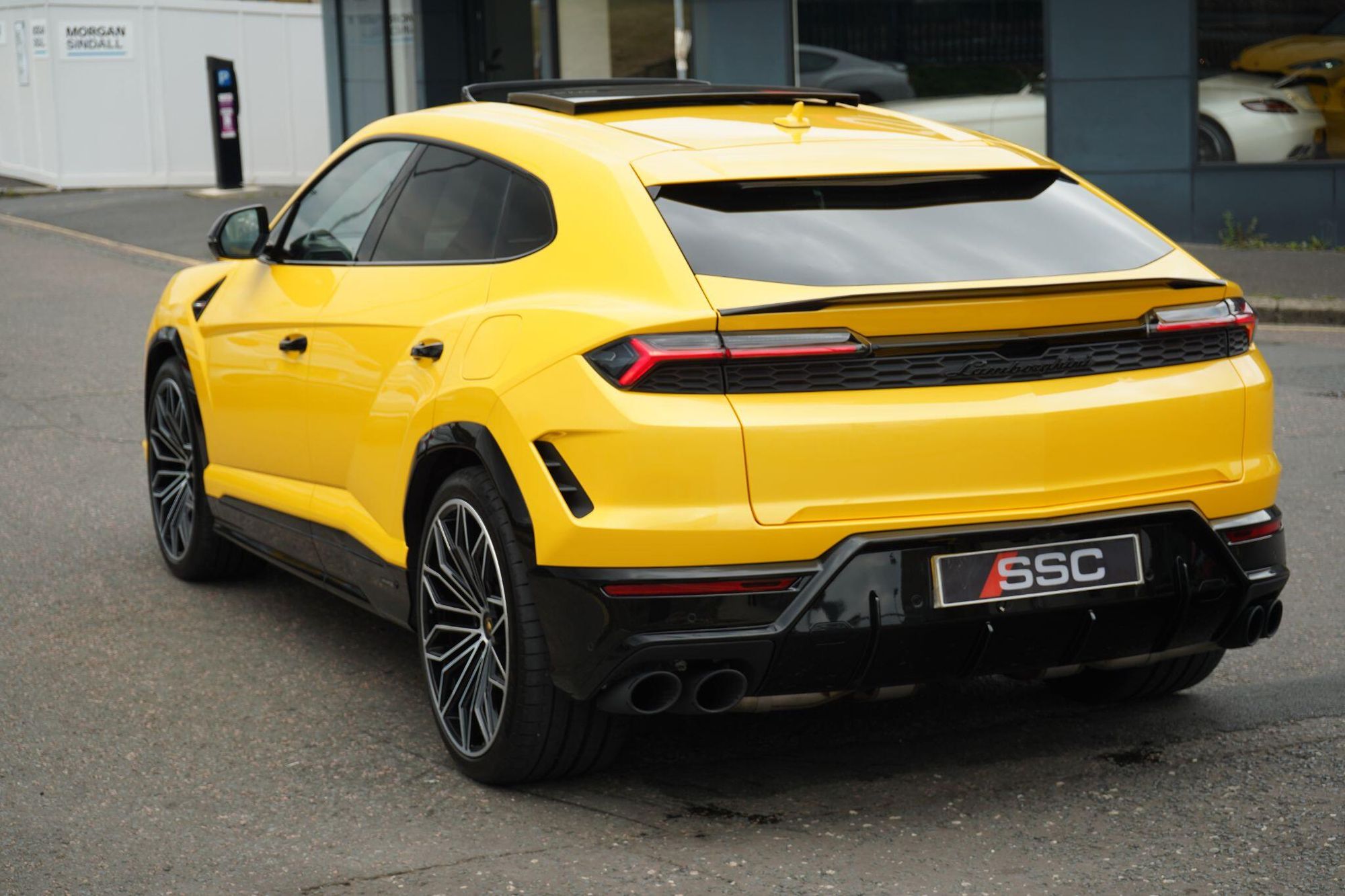 LAMBORGHINI URUS ESTATE 4.0T 25.9kWh Plug-in Hybrid FSI V8 5dr Auto for sale UK - Slide 9
