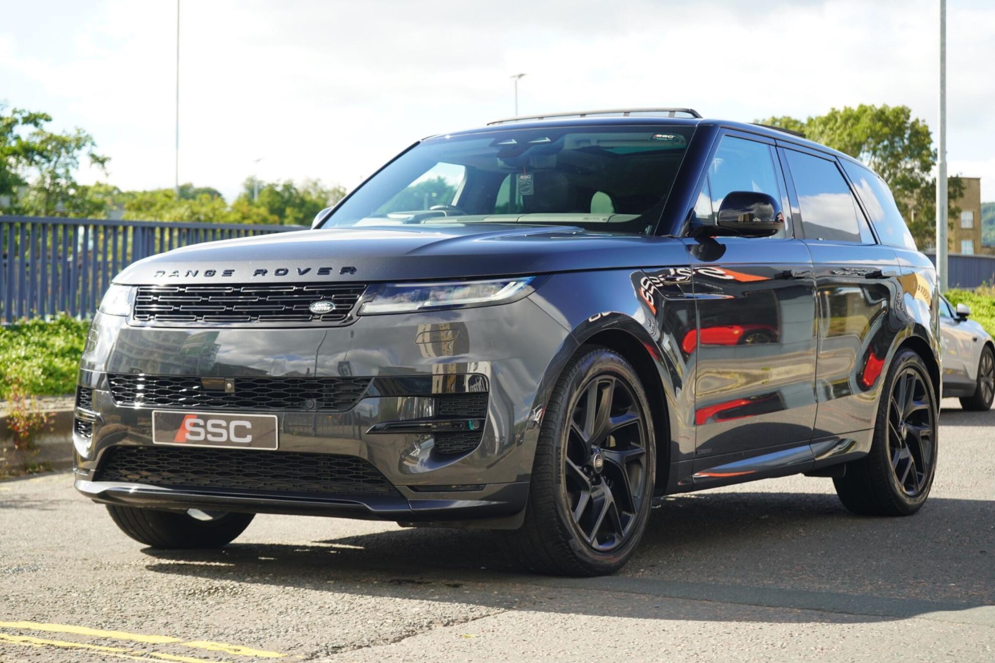 LAND ROVER RANGE ROVER SPORT DIESEL ESTATE 3.0 D350 Autobiography 5dr Auto for sale UK - Slide 7