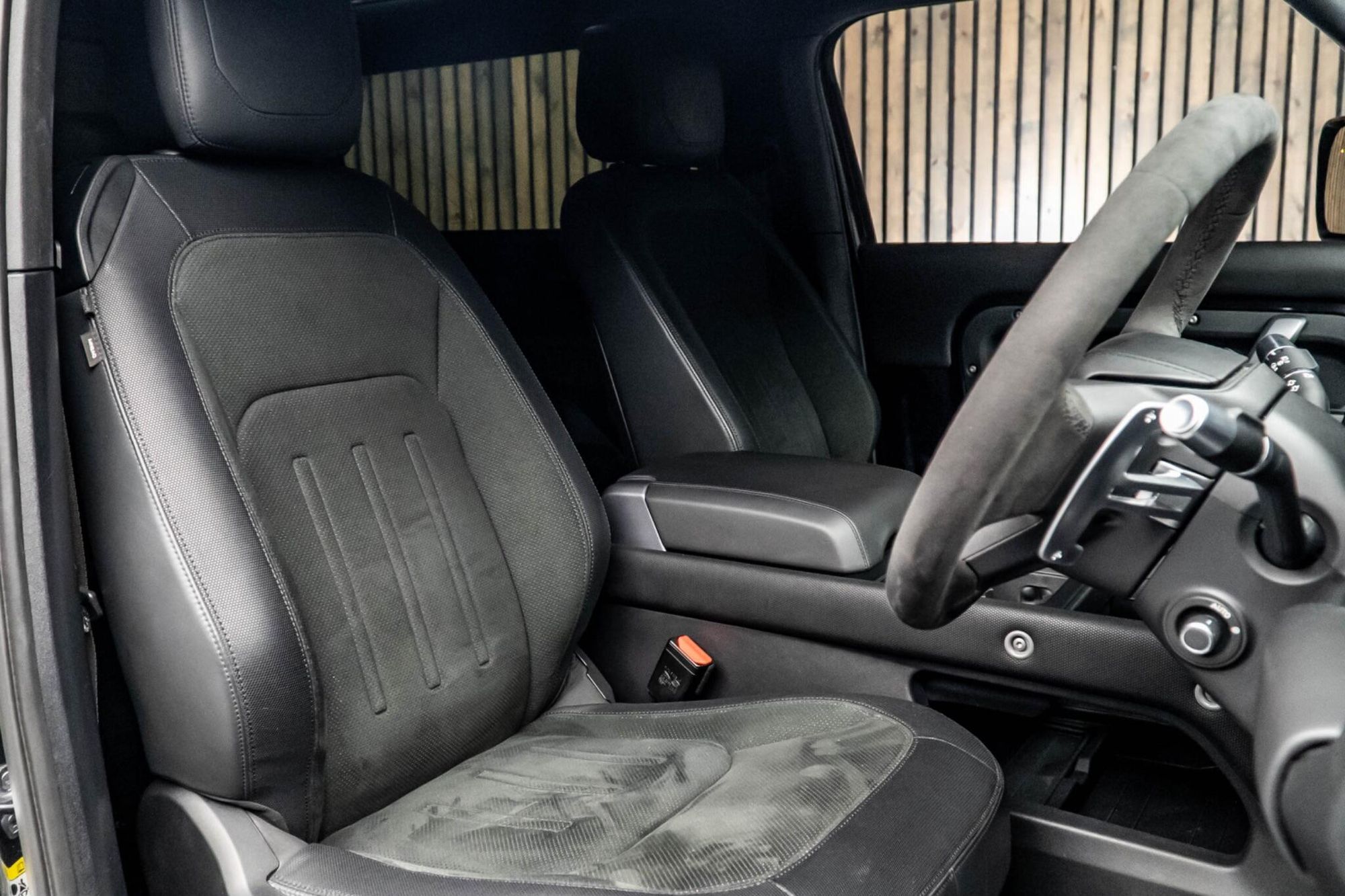 LAND ROVER DEFENDER ESTATE 5.0 P525 V8 90 3dr Auto for sale UK - Slide 2