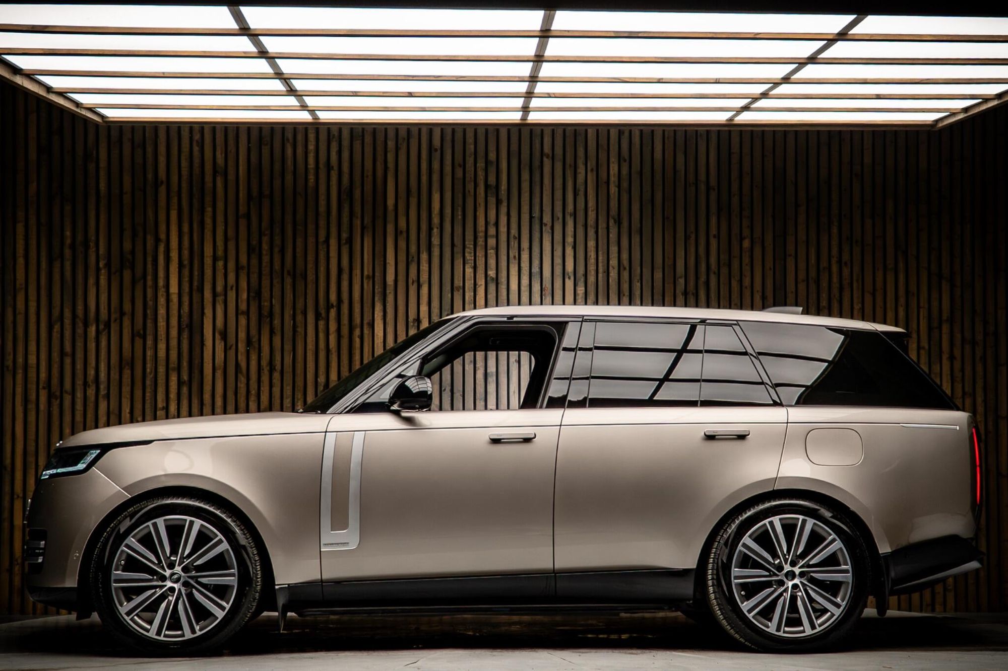 LAND ROVER RANGE ROVER ESTATE 3.0 P550e Autobiography 4dr Auto for sale UK - Slide 7