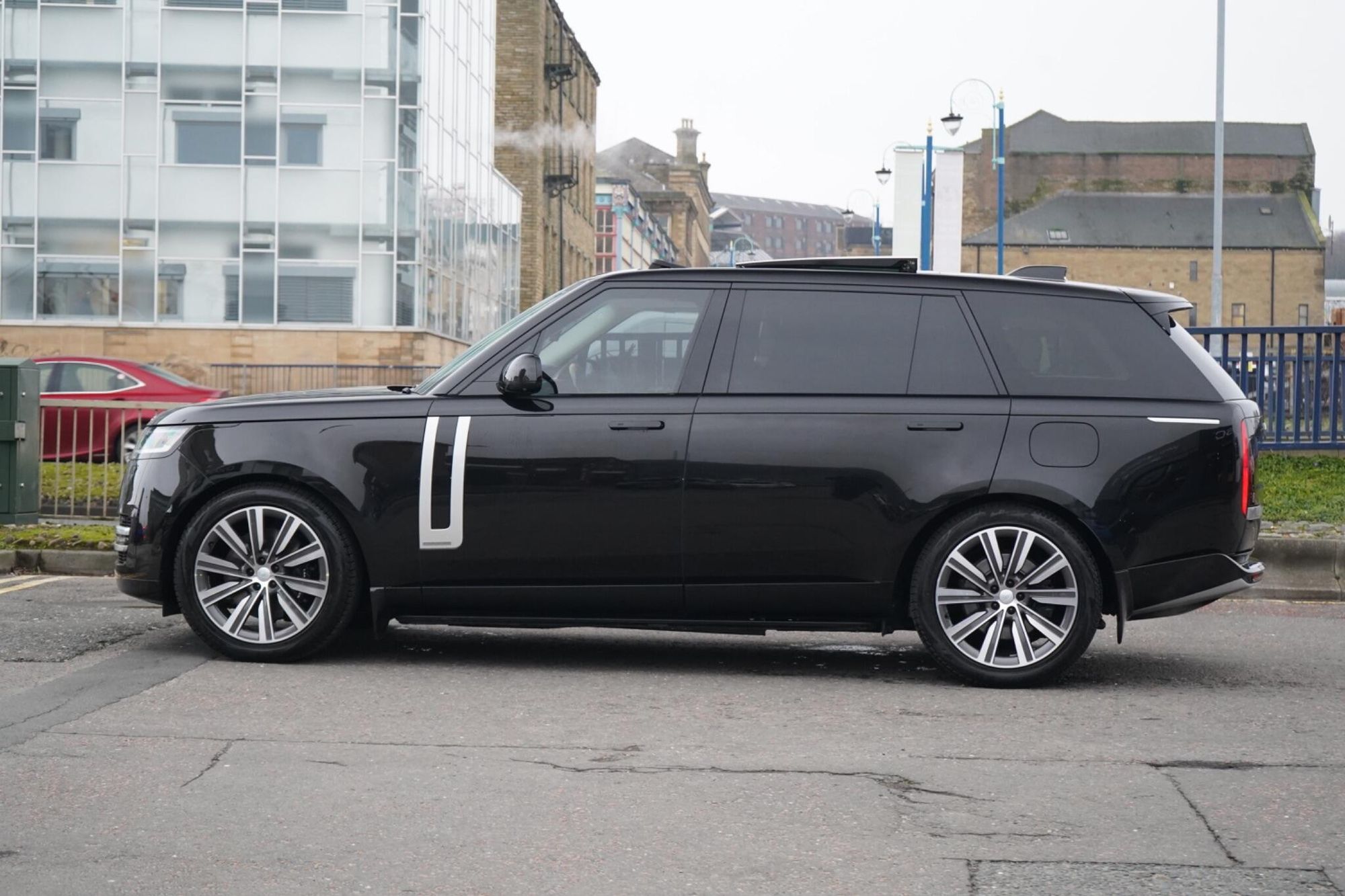 LAND ROVER RANGE ROVER ESTATE 3.0 P460e Autobiography LWB 4dr Auto for sale UK - Slide 10