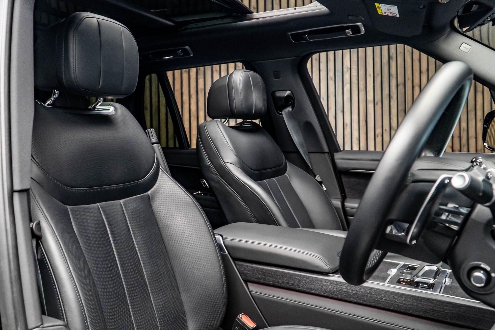 LAND ROVER RANGE ROVER DIESEL ESTATE 3.0 D350 Autobiography 4dr Auto for sale UK - Slide 2