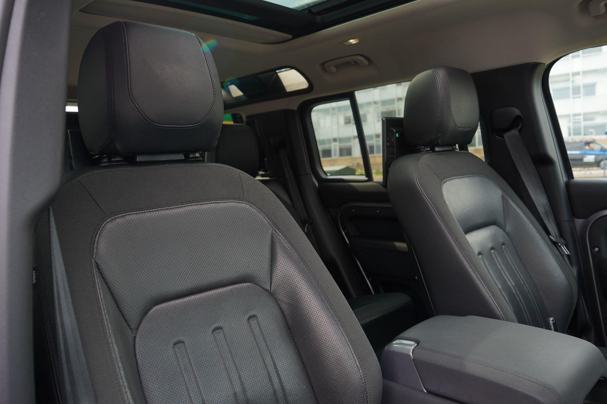 LAND ROVER DEFENDER DIESEL ESTATE 2.0 D240 SE 110 5dr Auto for sale UK - Slide 3